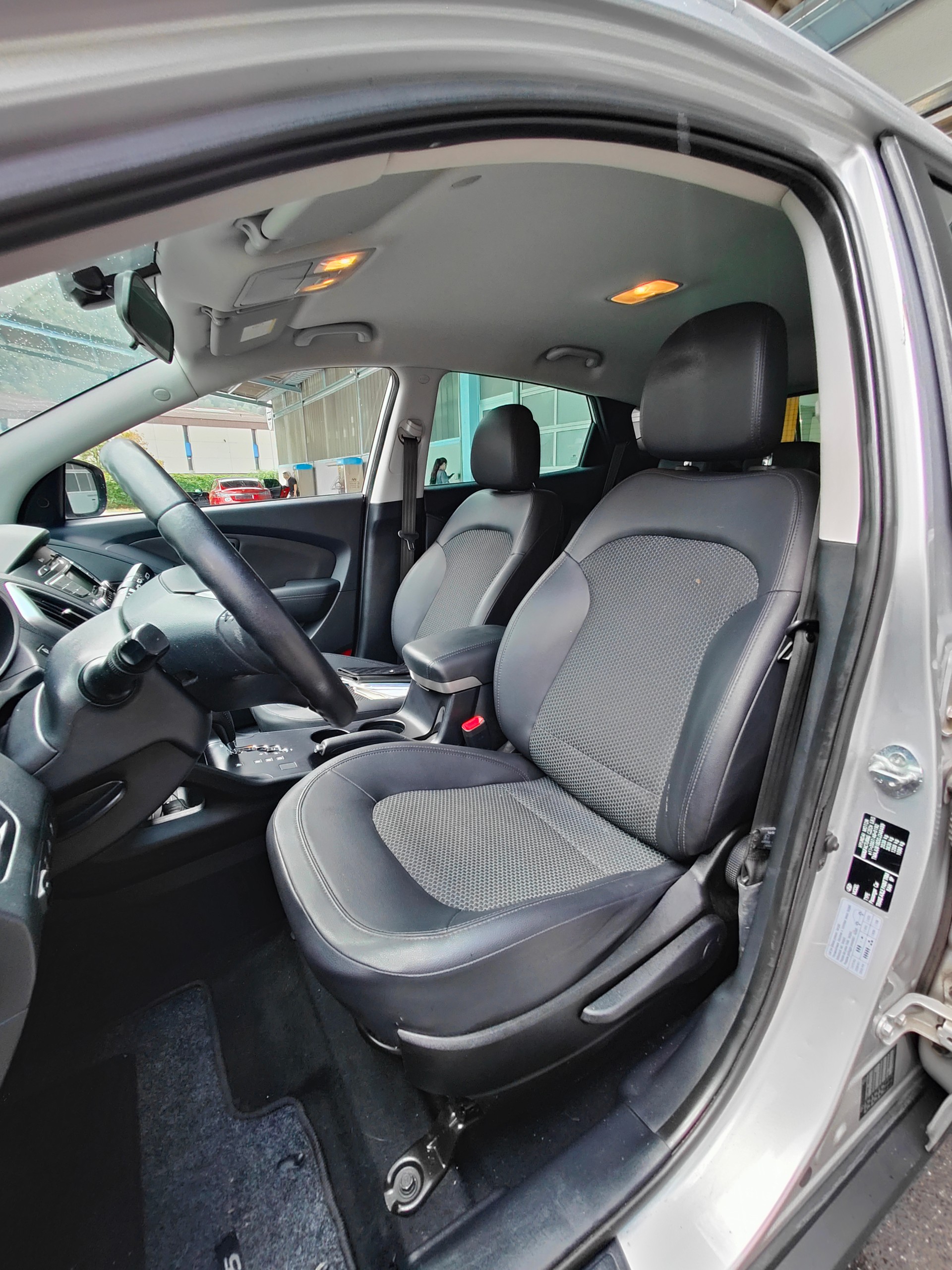 HYUNDAI iX 35 2.0 Style 4WD Automatic-image-9