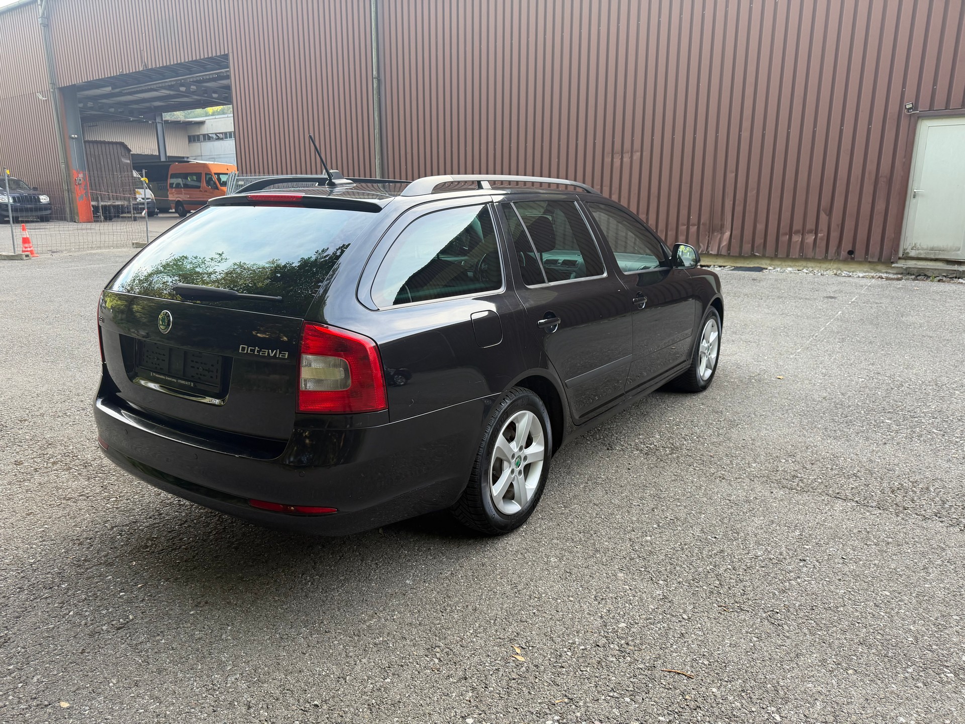 SKODA Octavia Combi 1.8 TSI Laurin & Klement DSG-image-6