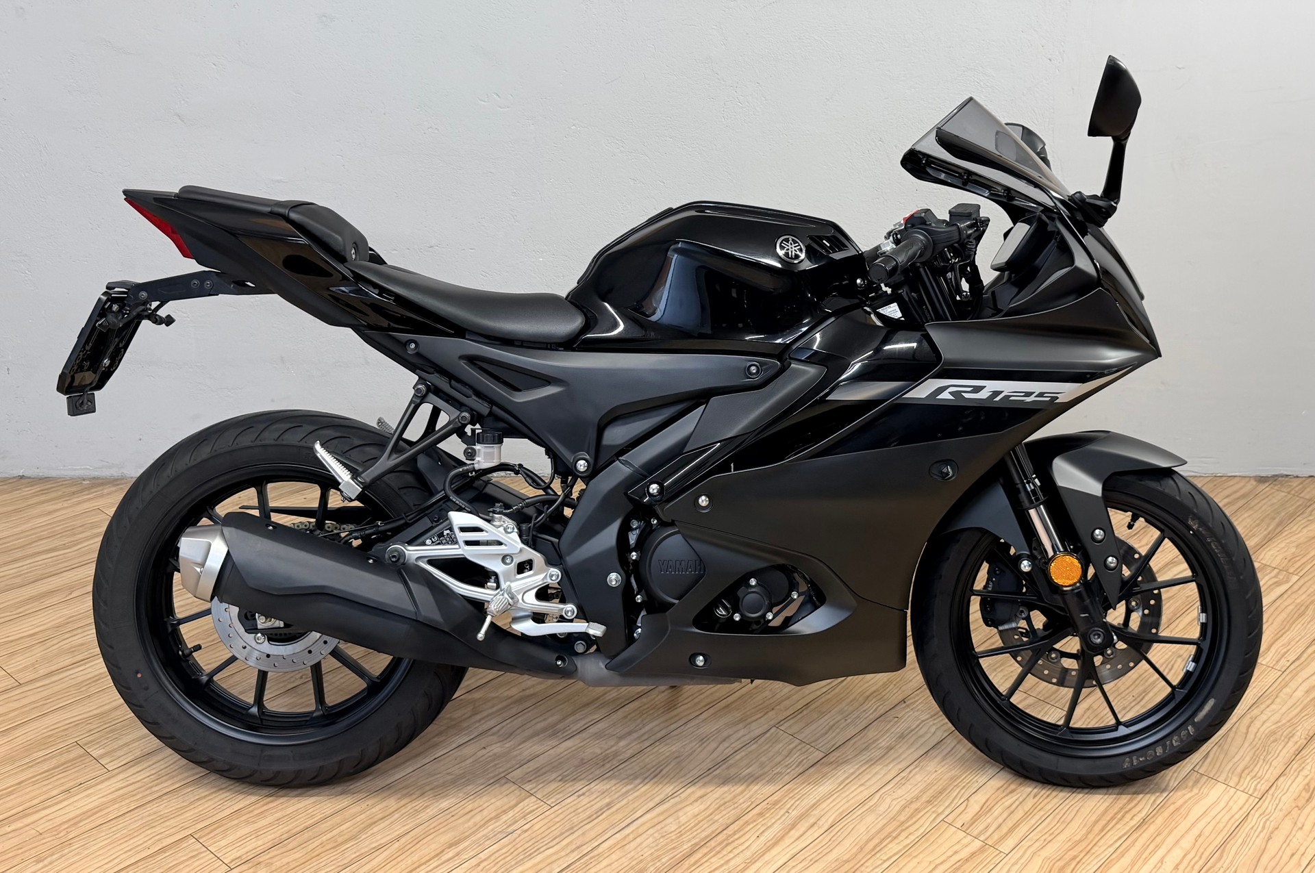 YAMAHA YZF-R 125 ABS-showroom-element-1