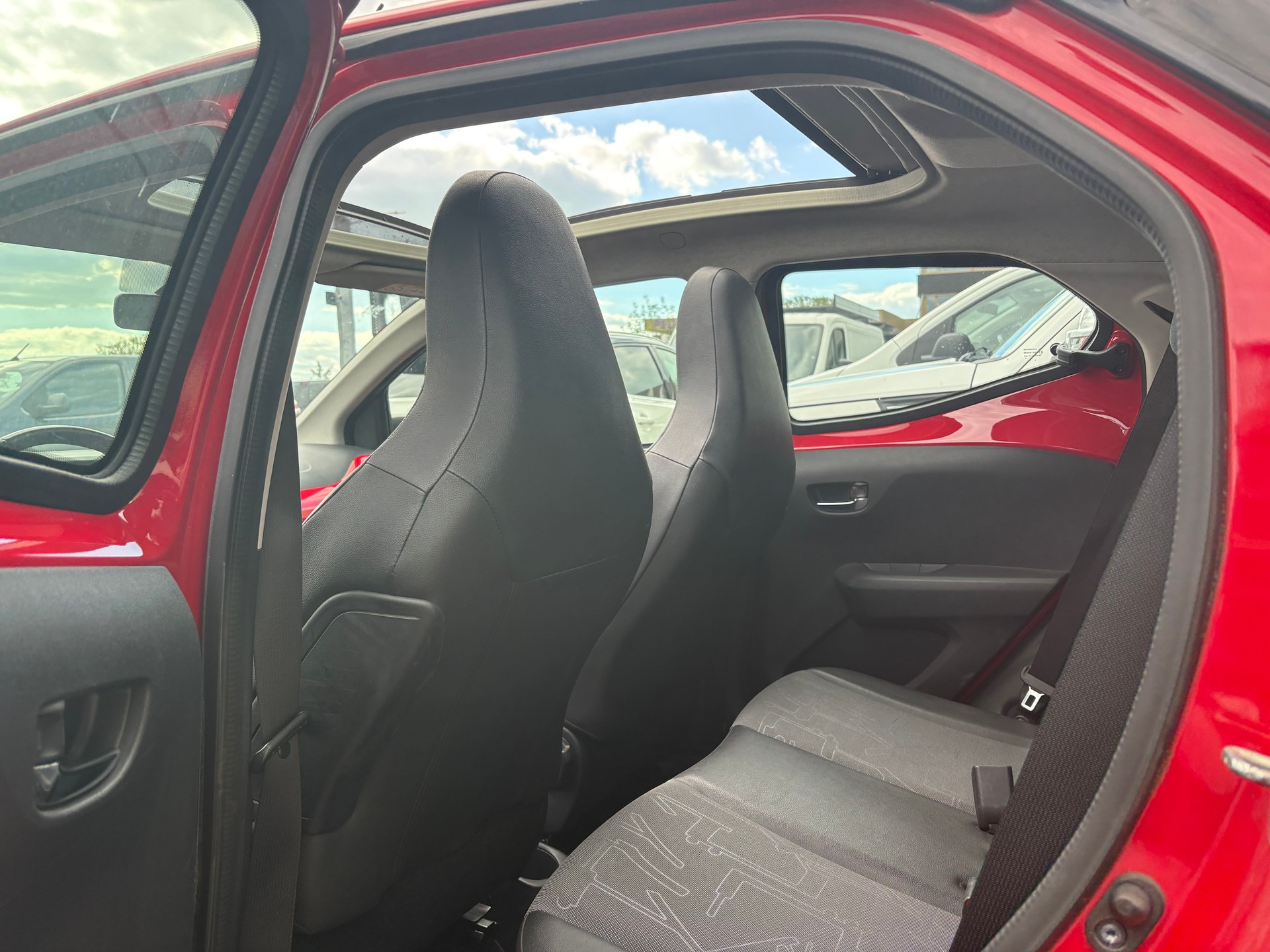 TOYOTA Aygo 1.0 VVT-i x-clusiv-image-9
