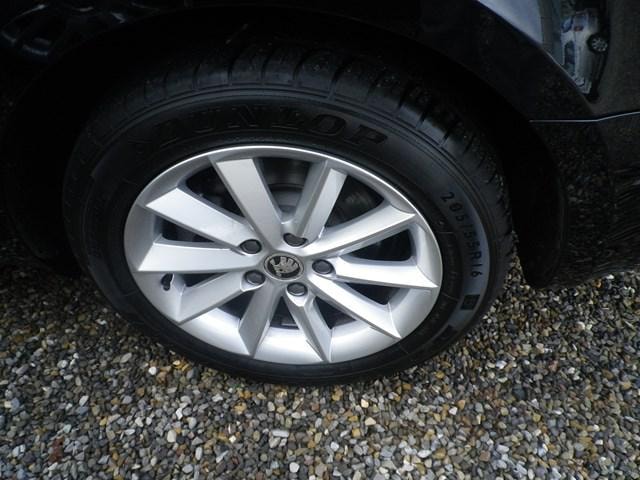 SKODA 2.0 TDI 140 Ambition S/S-image-4
