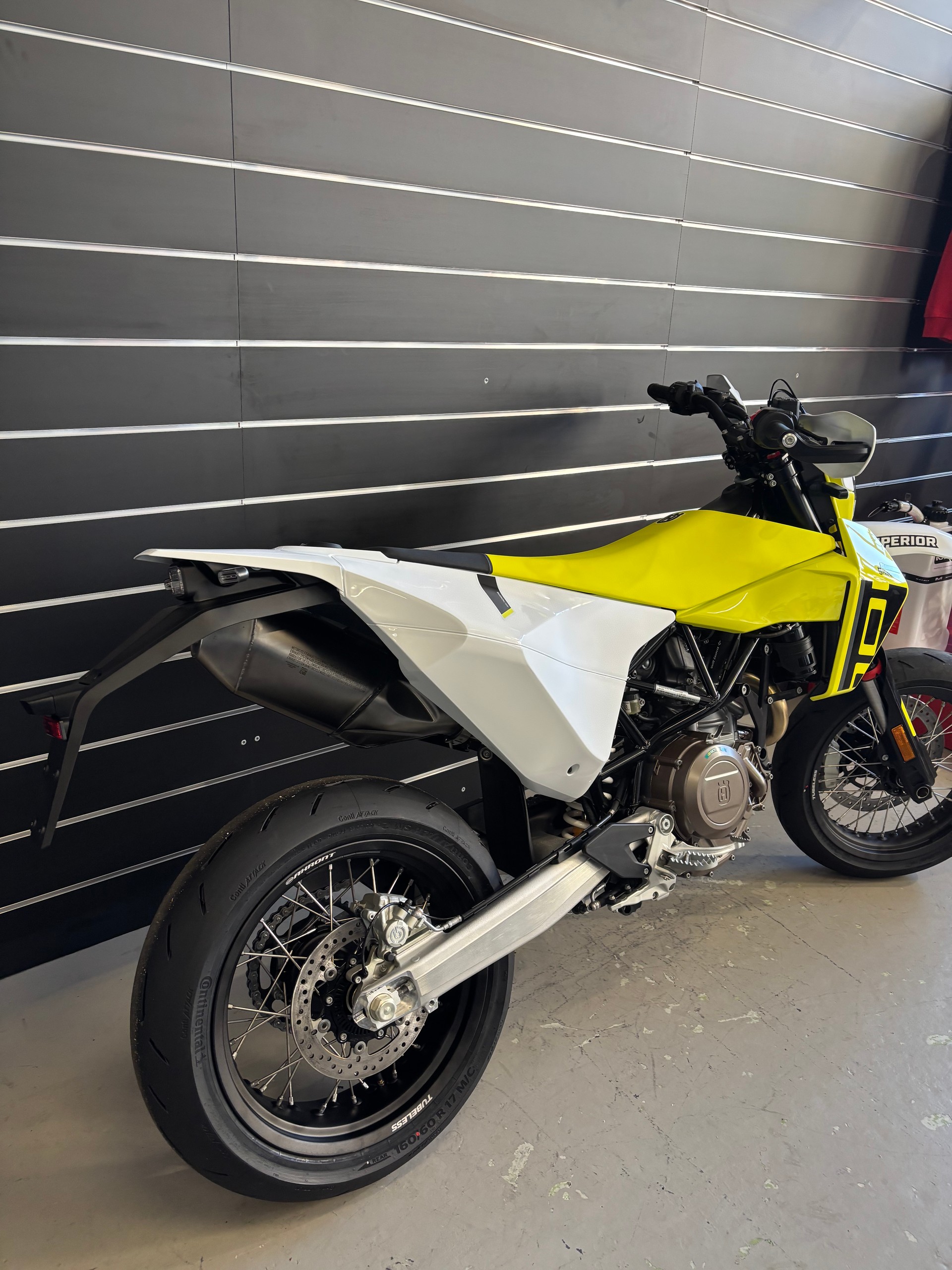 HUSQVARNA 701 Supermoto-showroom-element-3