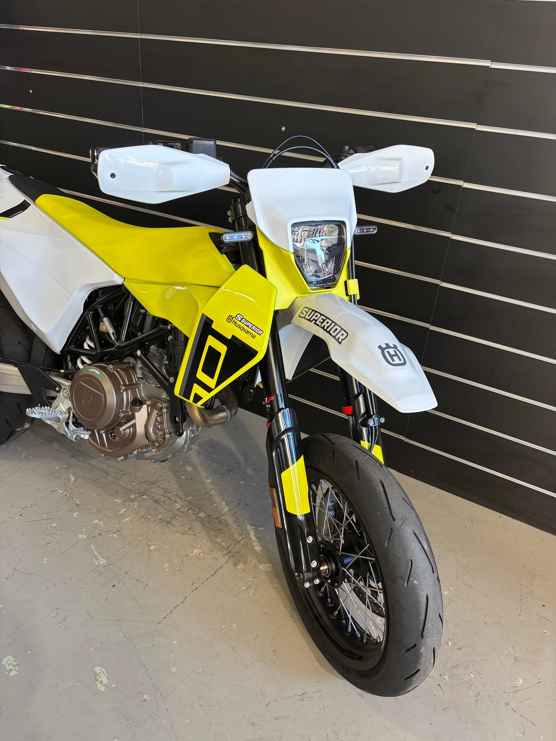 HUSQVARNA 701 Supermoto-showroom-element-2
