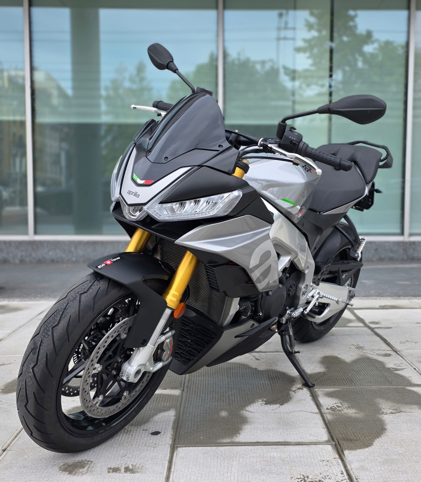 APRILIA Tuono V4 1100-showroom-element-3