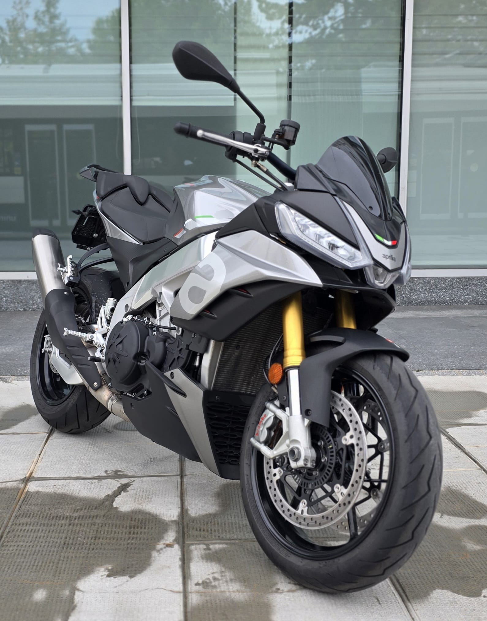 APRILIA Tuono V4 1100-showroom-element-1