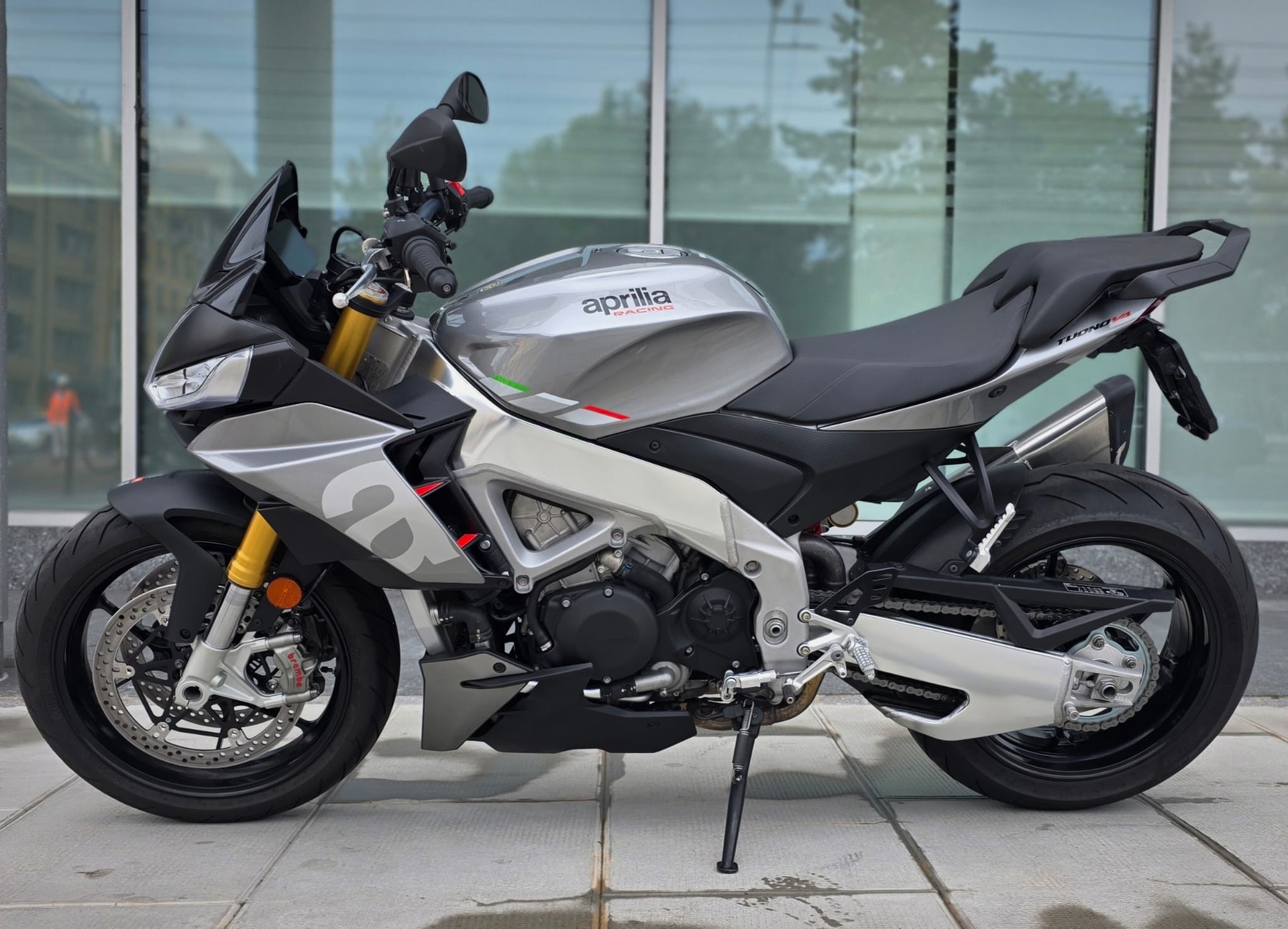 APRILIA Tuono V4 1100-showroom-element-2