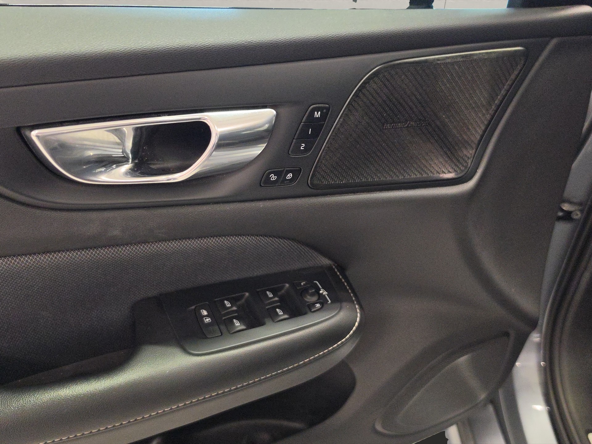 VOLVO S60 2.0 T6 R-Design AWD-image-11