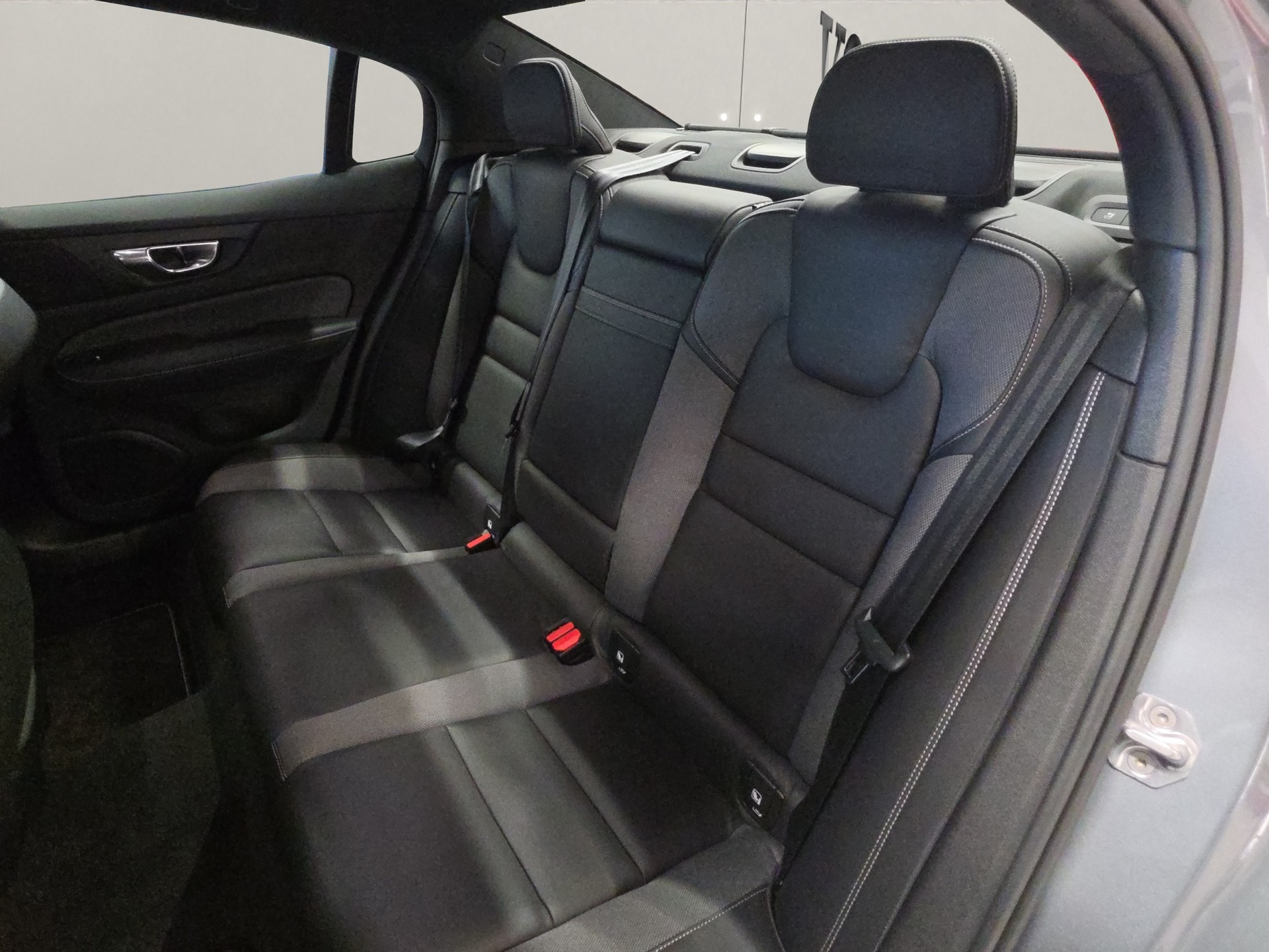 VOLVO S60 2.0 T6 R-Design AWD-image-14