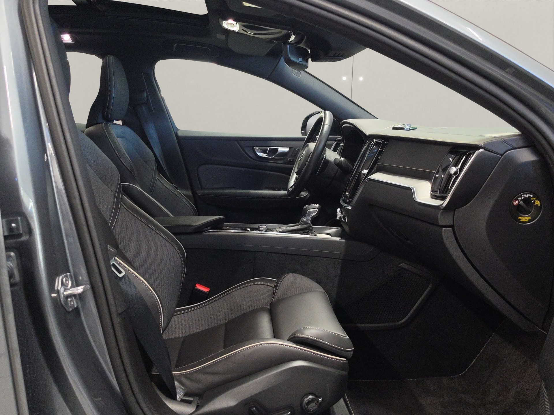 VOLVO S60 2.0 T6 R-Design AWD-image-13