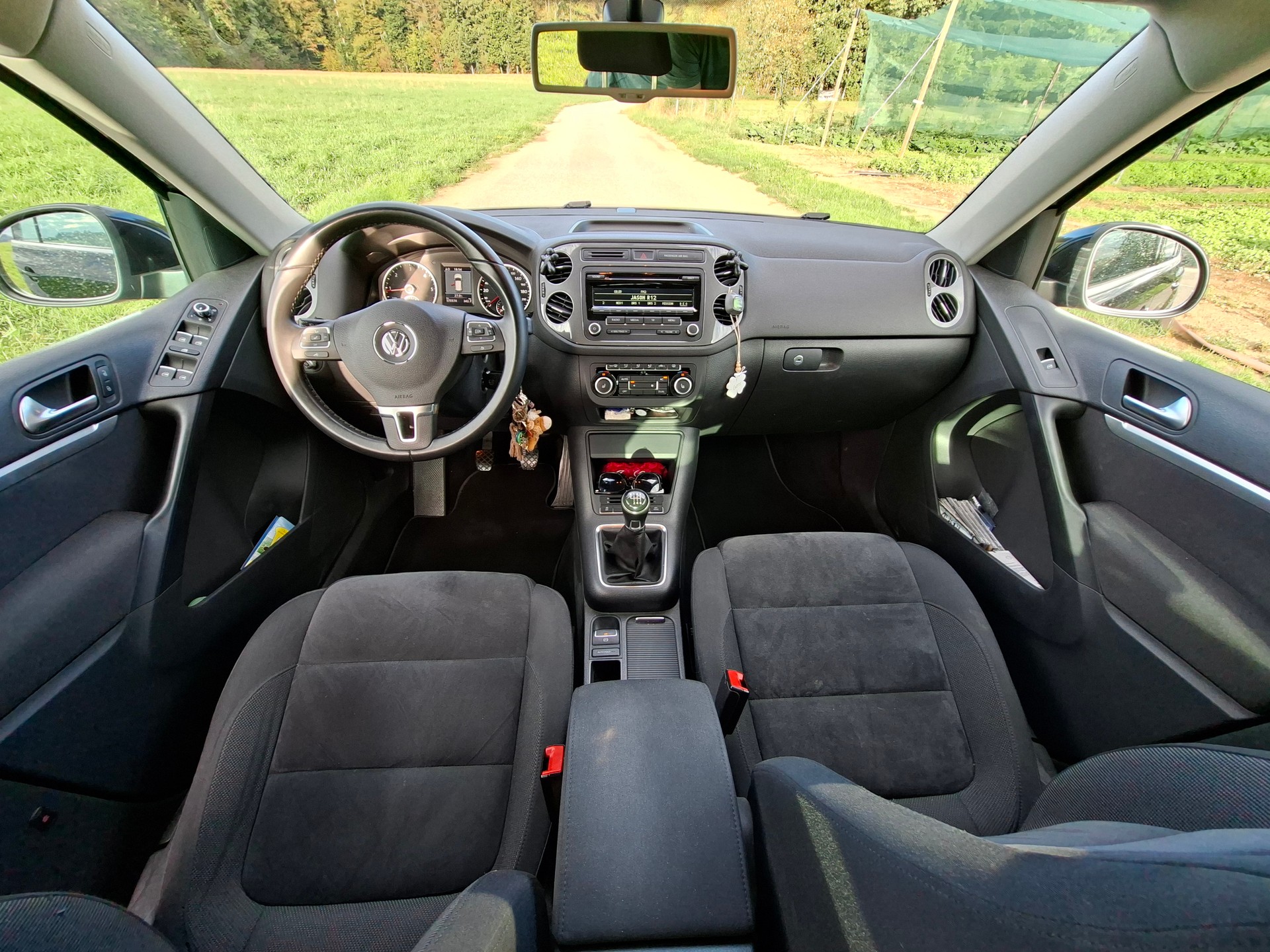 VW 2.0 TDI 140 Track & Style-image-5