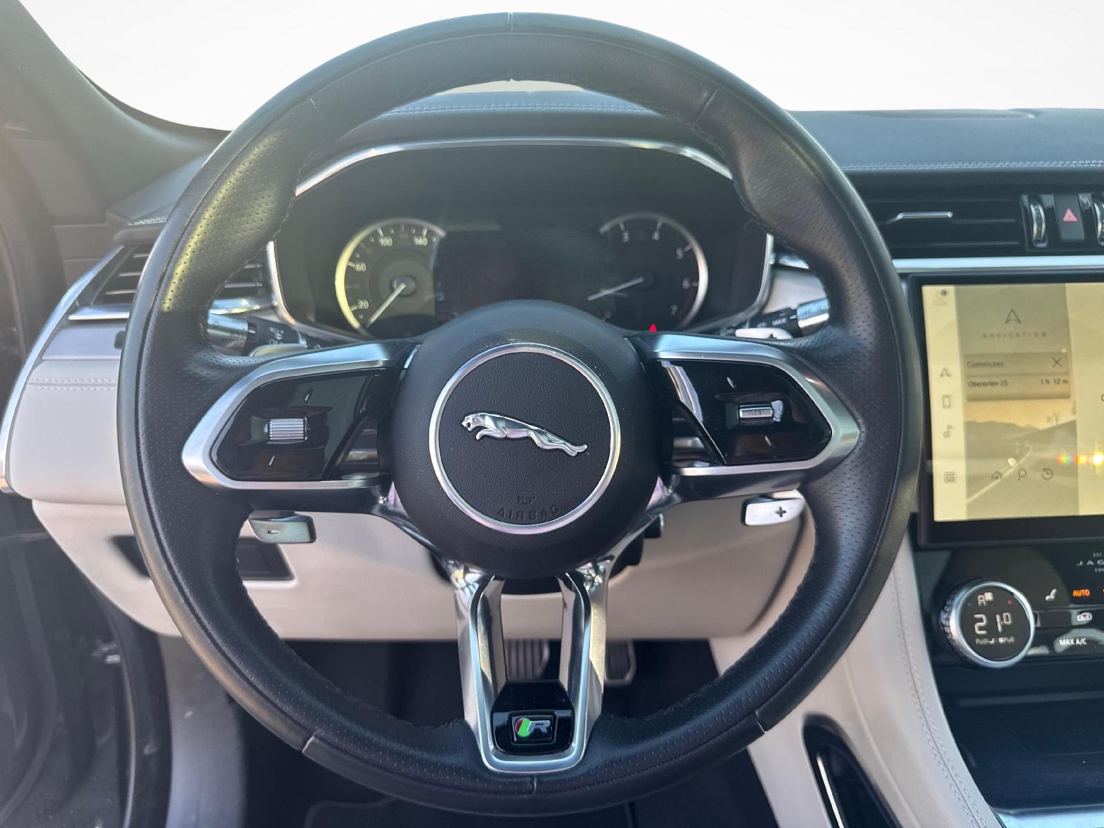 JAGUAR F-Pace 2.0 I4 250 R-Dynamic SE AWD-image-13