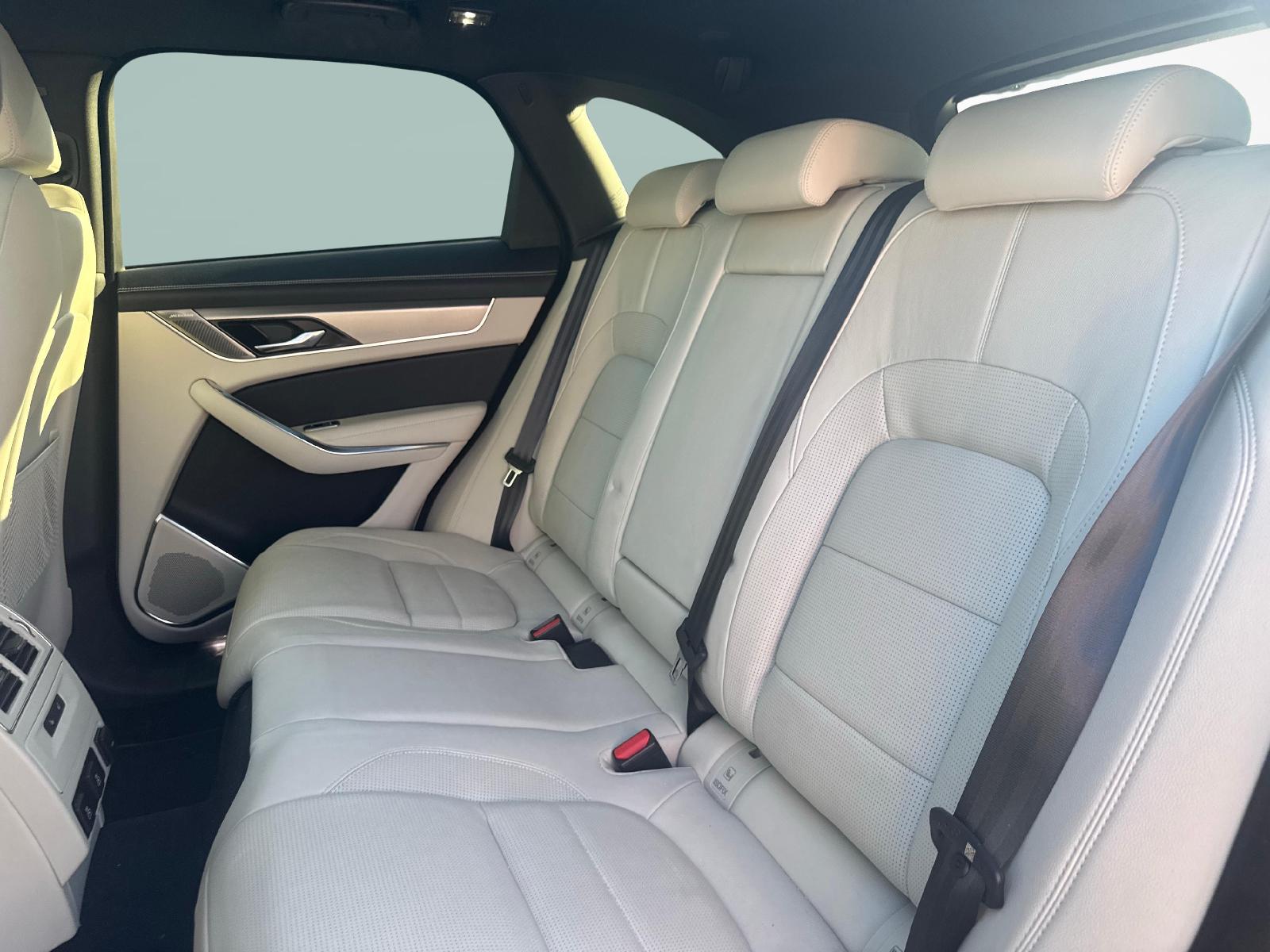 JAGUAR F-Pace 2.0 I4 250 R-Dynamic SE AWD-image-10