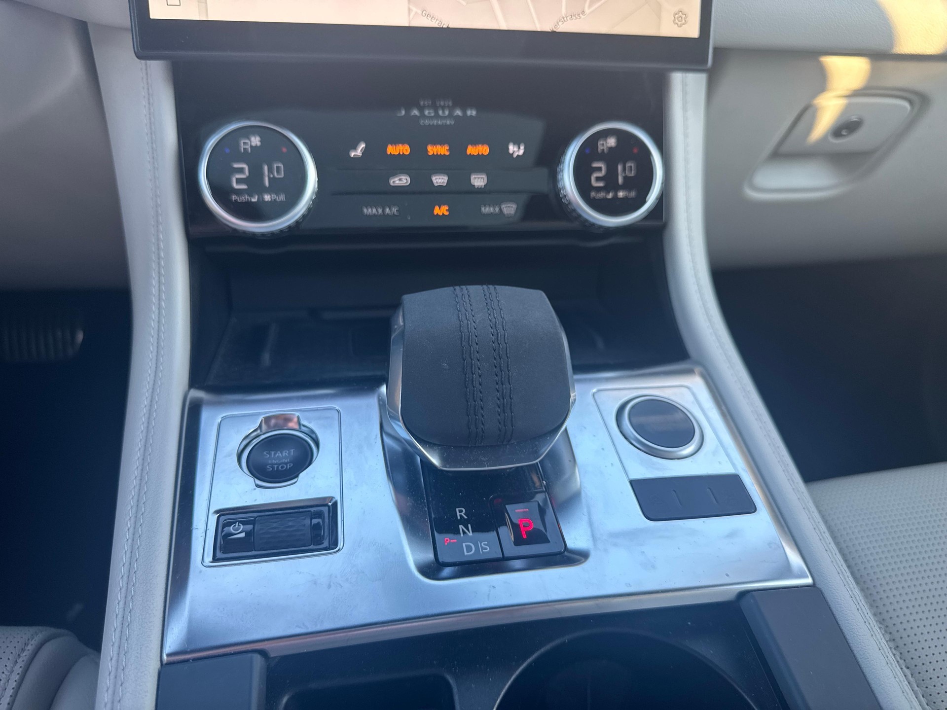 JAGUAR F-Pace 2.0 I4 250 R-Dynamic SE AWD-image-16