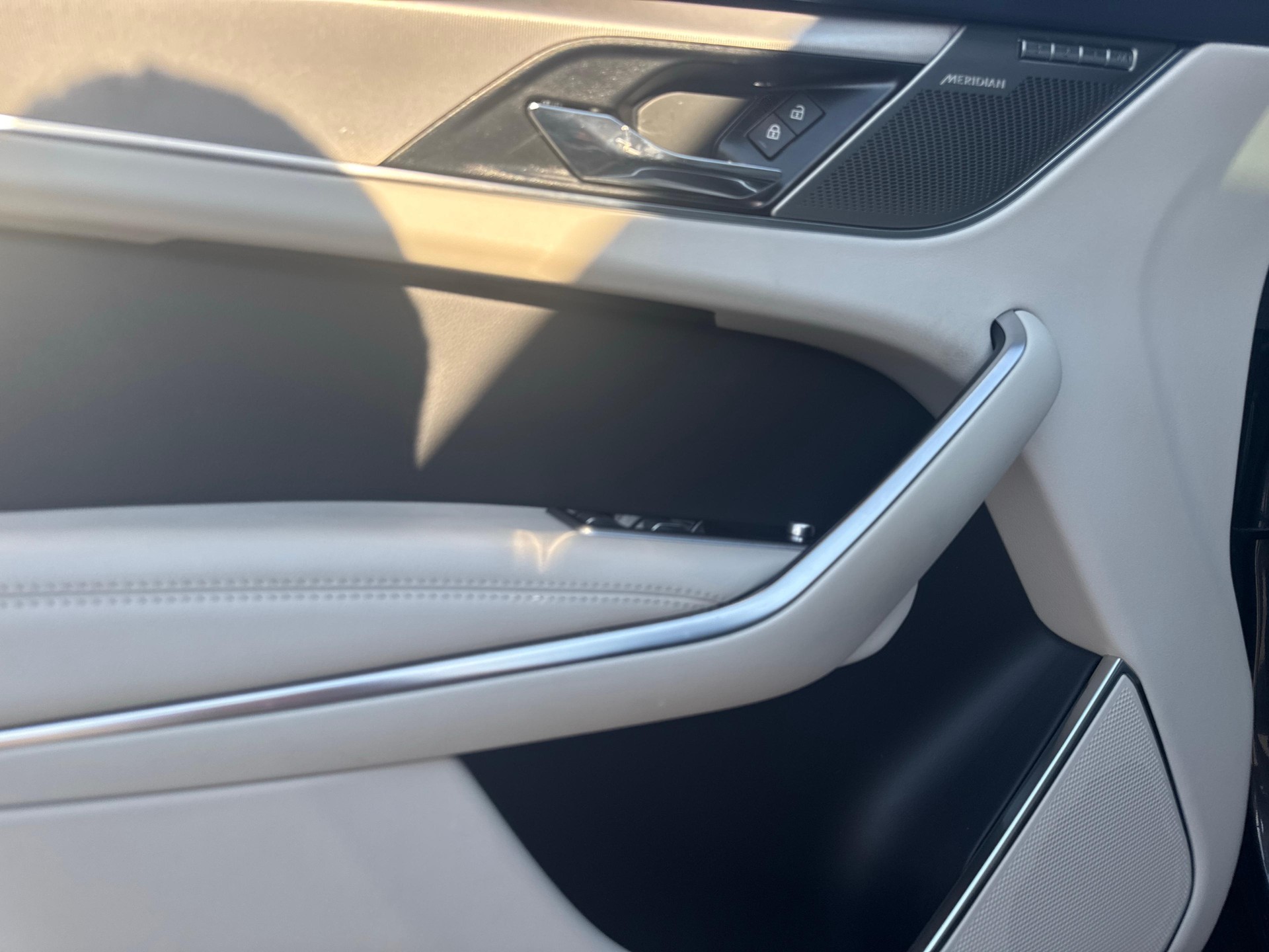 JAGUAR F-Pace 2.0 I4 250 R-Dynamic SE AWD-image-12