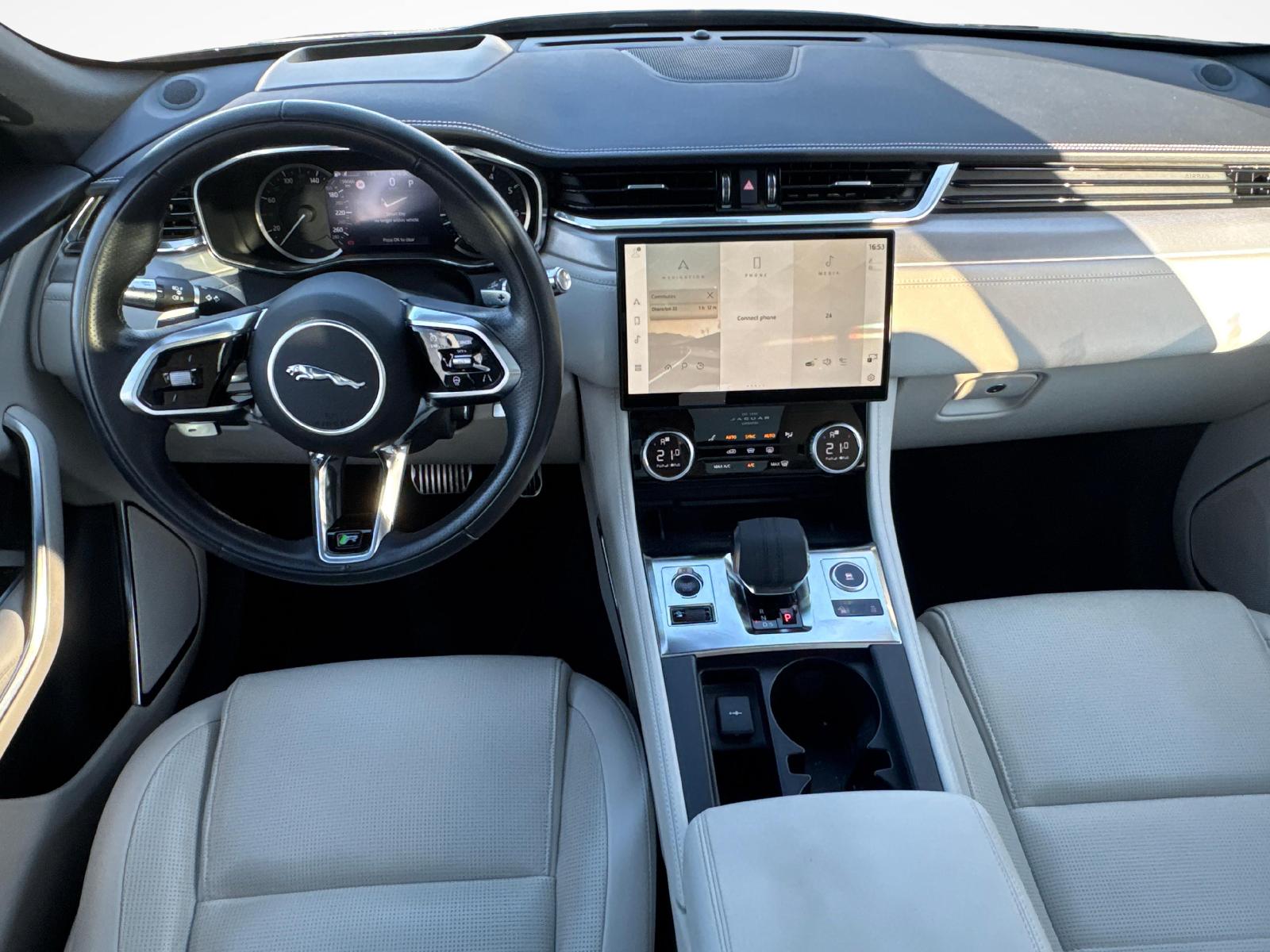 JAGUAR F-Pace 2.0 I4 250 R-Dynamic SE AWD-image-8