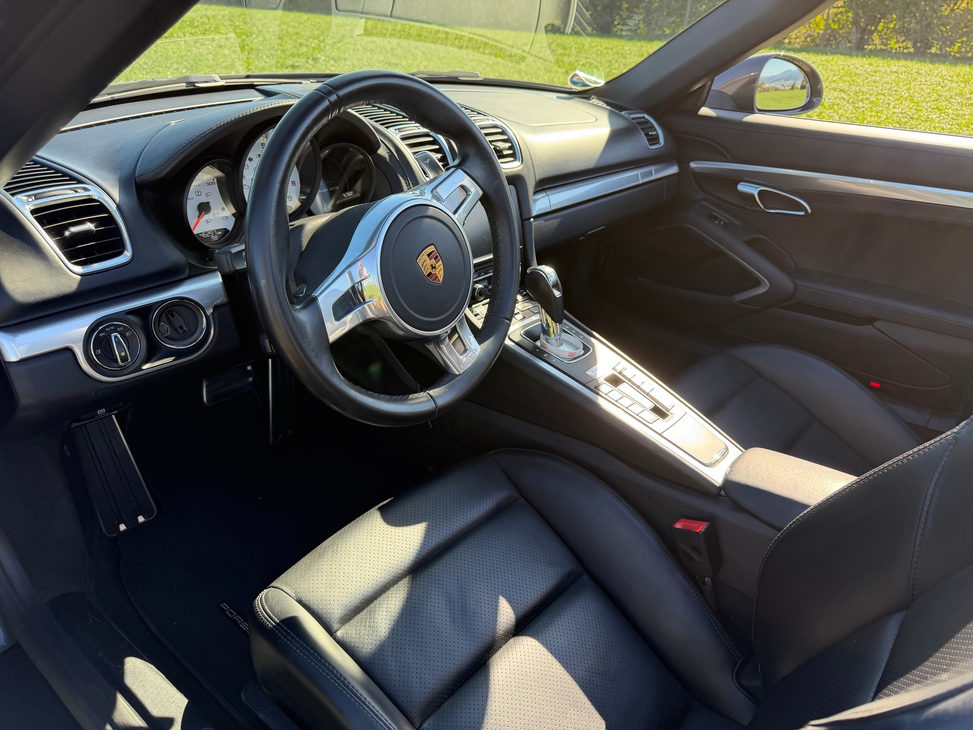 PORSCHE GTS-image-3