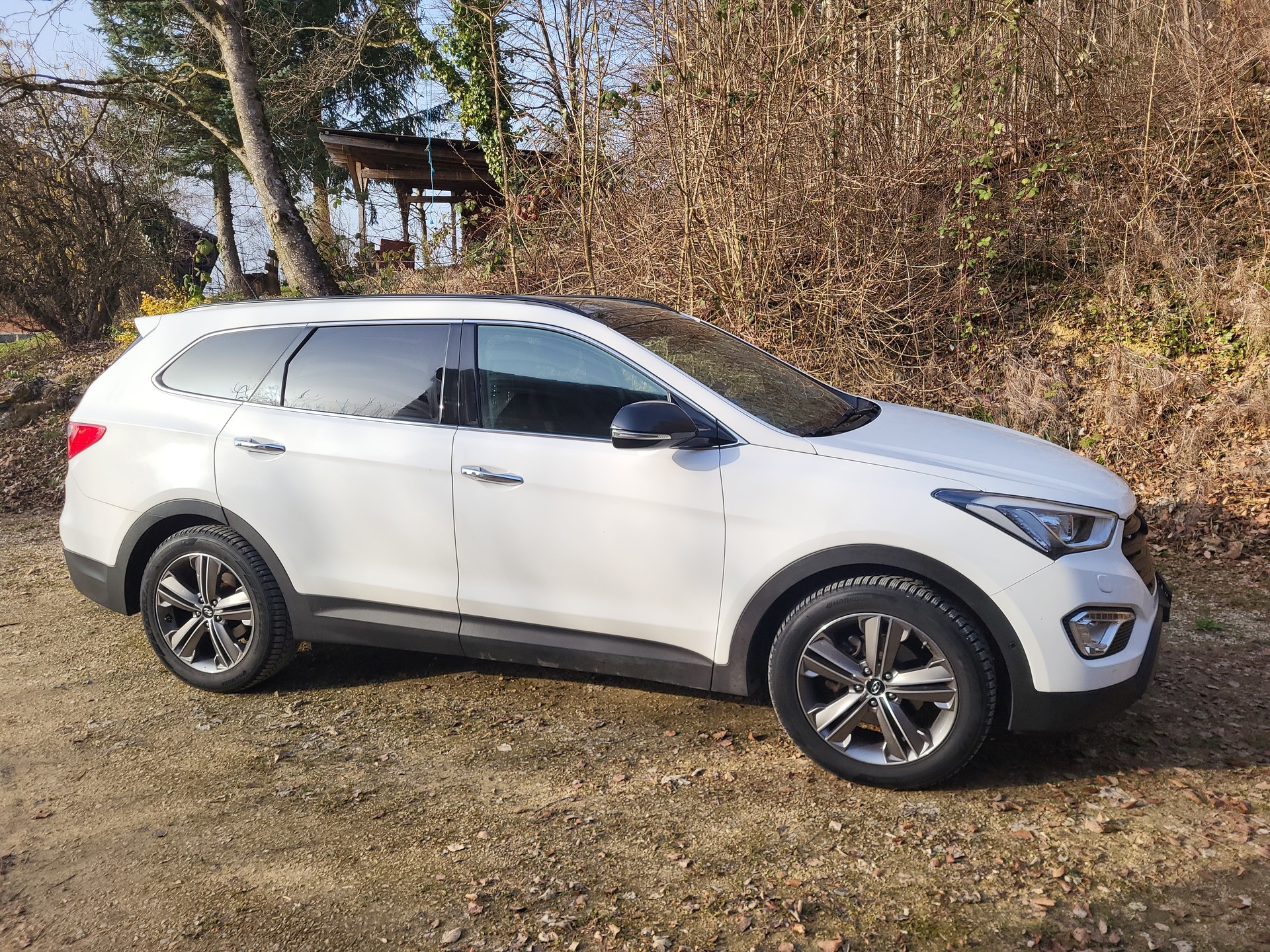 HYUNDAI GRAND SANTA FE-image-1