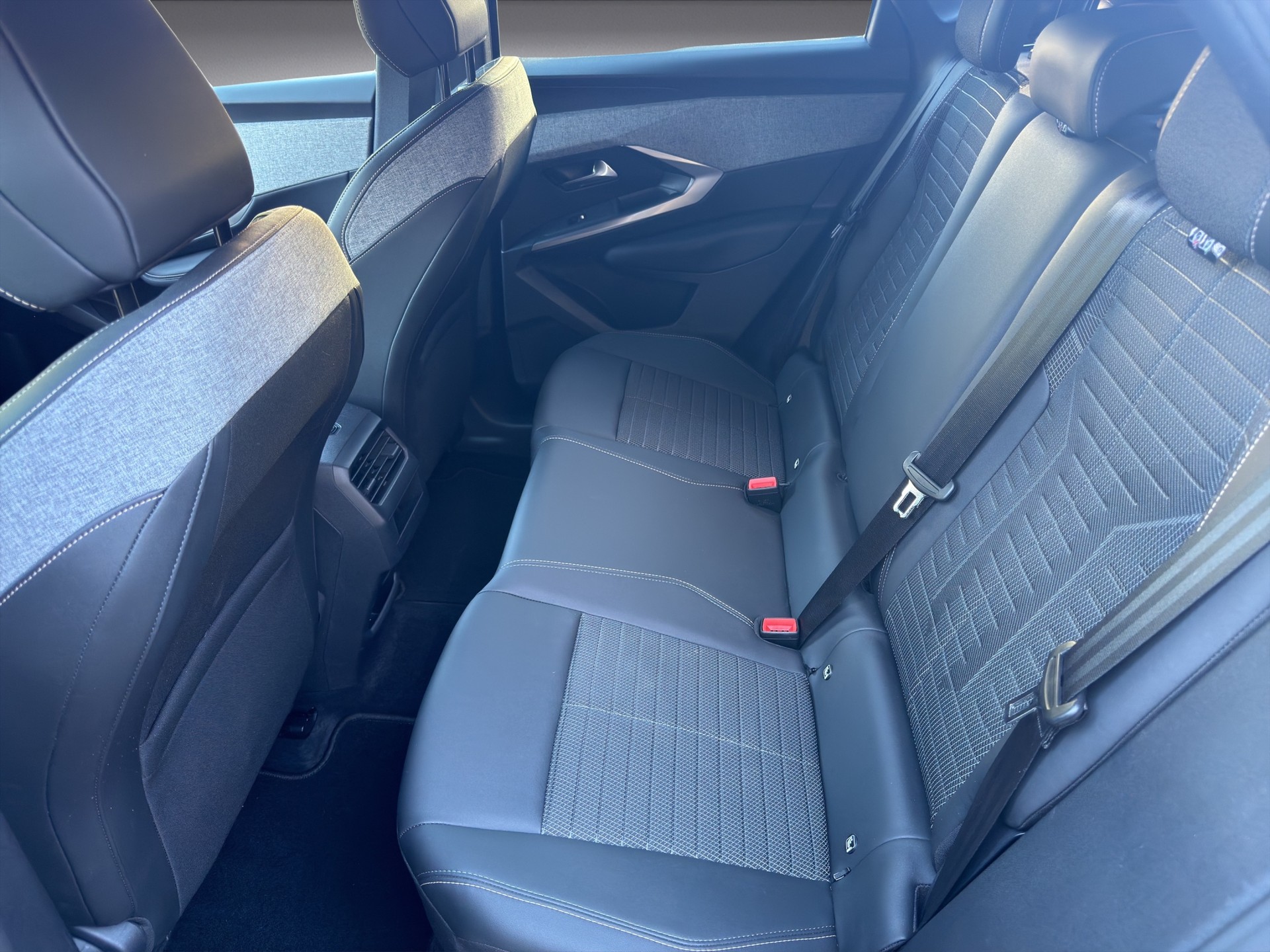 PEUGEOT 3008 145 e-DSC6 Hybrid Allure-image-12