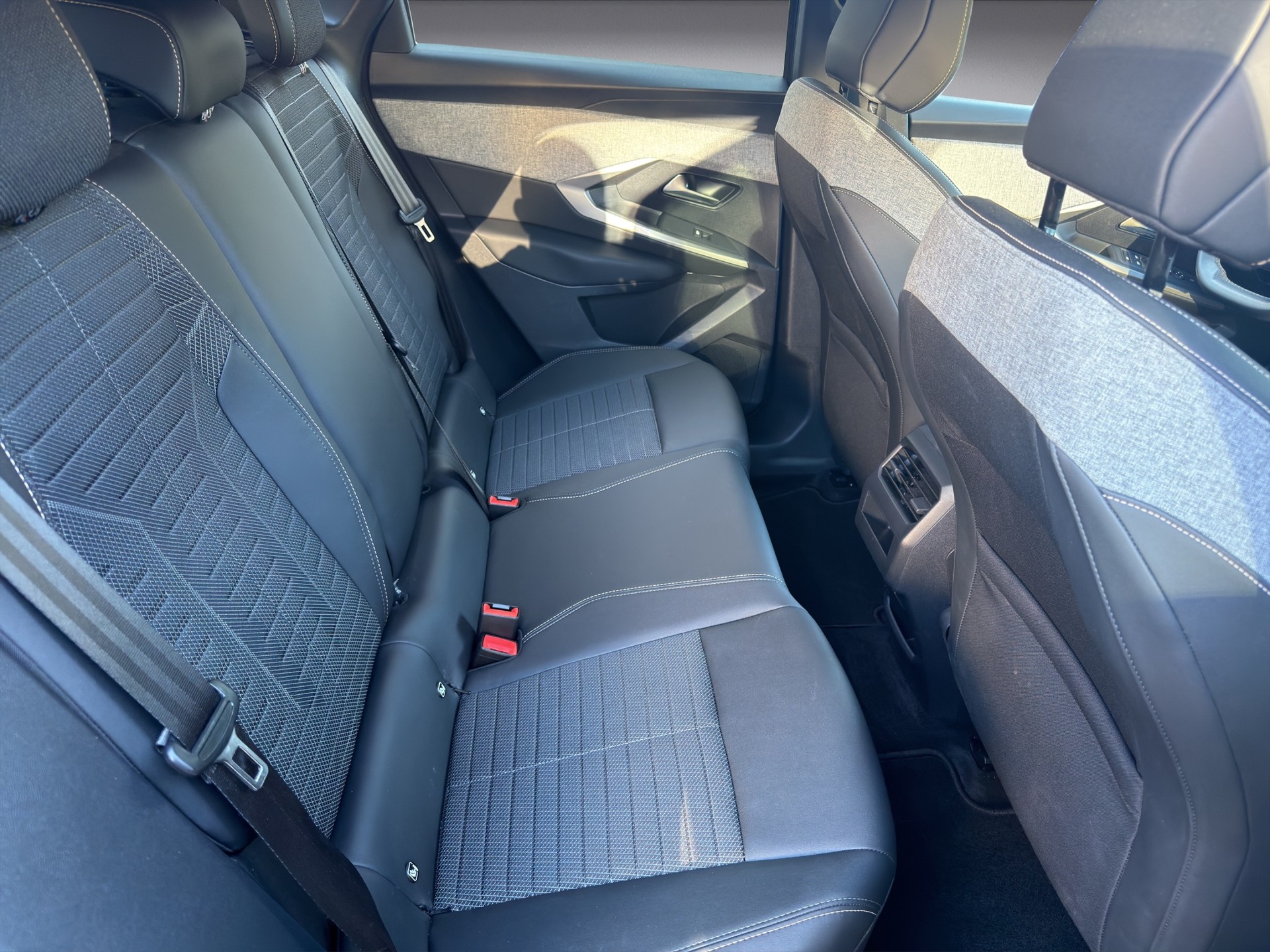 PEUGEOT 3008 145 e-DSC6 Hybrid Allure-image-13