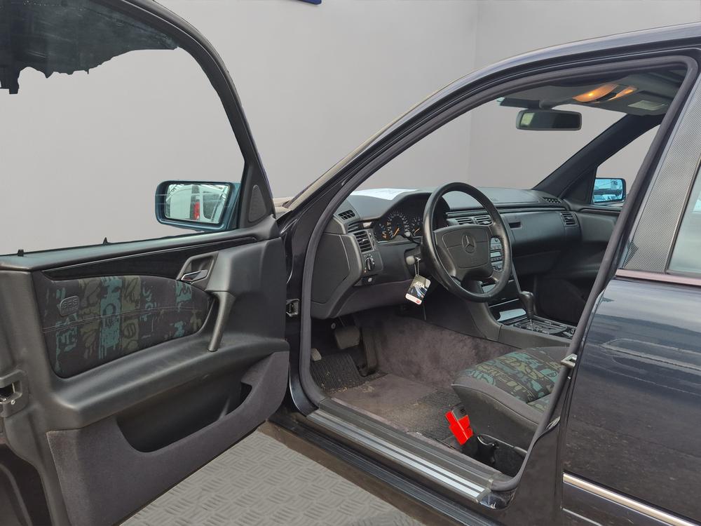MERCEDES-BENZ E 320 Avantgarde Automatic-image-14