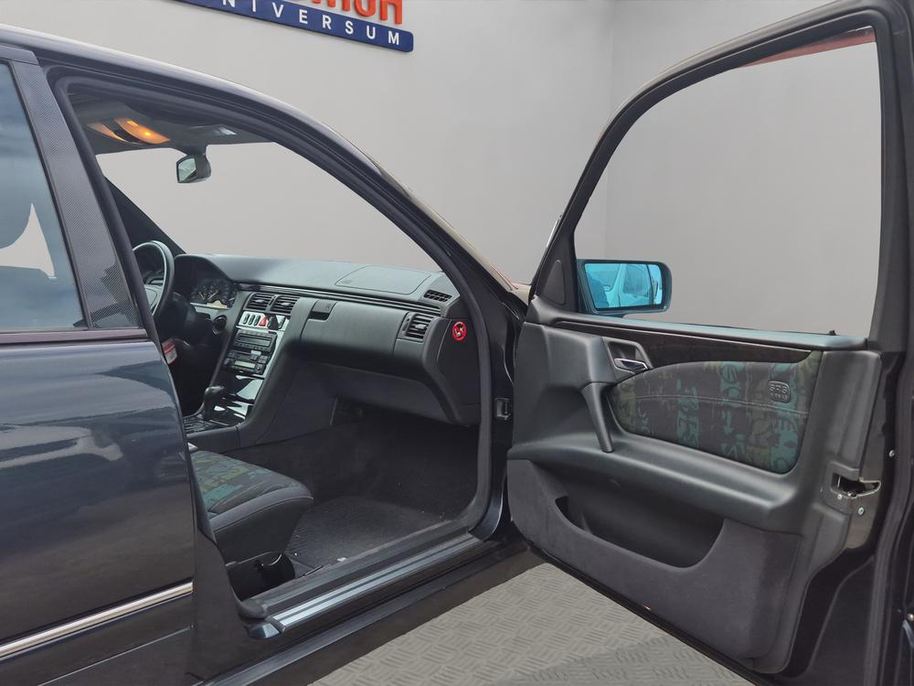 MERCEDES-BENZ E 320 Avantgarde Automatic-image-15
