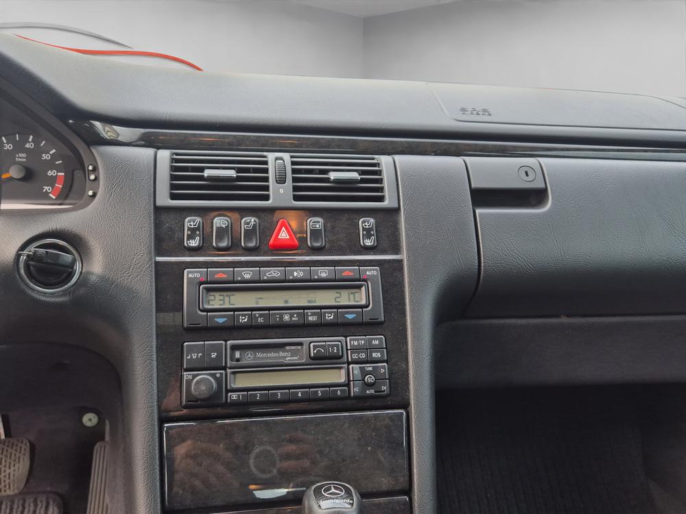 MERCEDES-BENZ E 320 Avantgarde Automatic-image-12