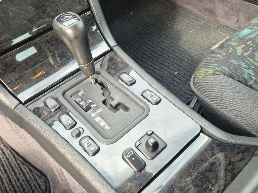 MERCEDES-BENZ E 320 Avantgarde Automatic-image-11