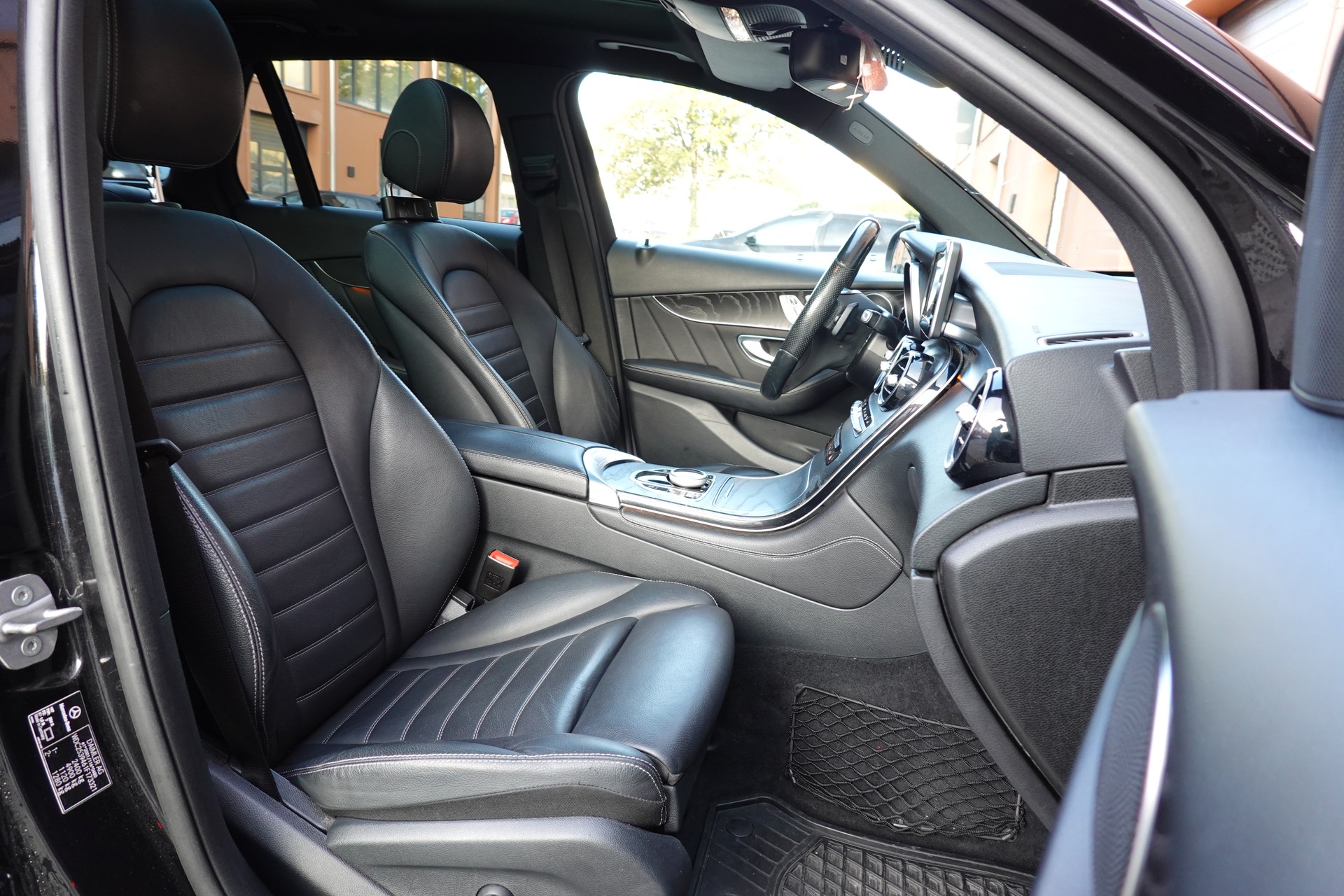 MERCEDES-BENZ GLC 250 AMG Line 4Matic "* CH Auto * Toit Ouvrant * Sièges Electriques+Chauffant * GPS * Lumière Ambiance * Volant chauffant *"-image-25