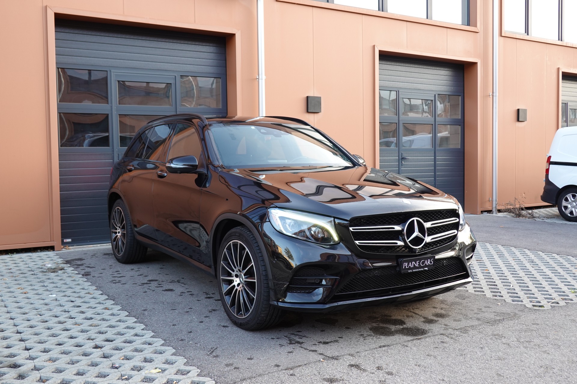 MERCEDES-BENZ GLC 250 AMG Line 4Matic "* CH Auto * Toit Ouvrant * Sièges Electriques+Chauffant * GPS * Lumière Ambiance * Volant chauffant *"-image-2
