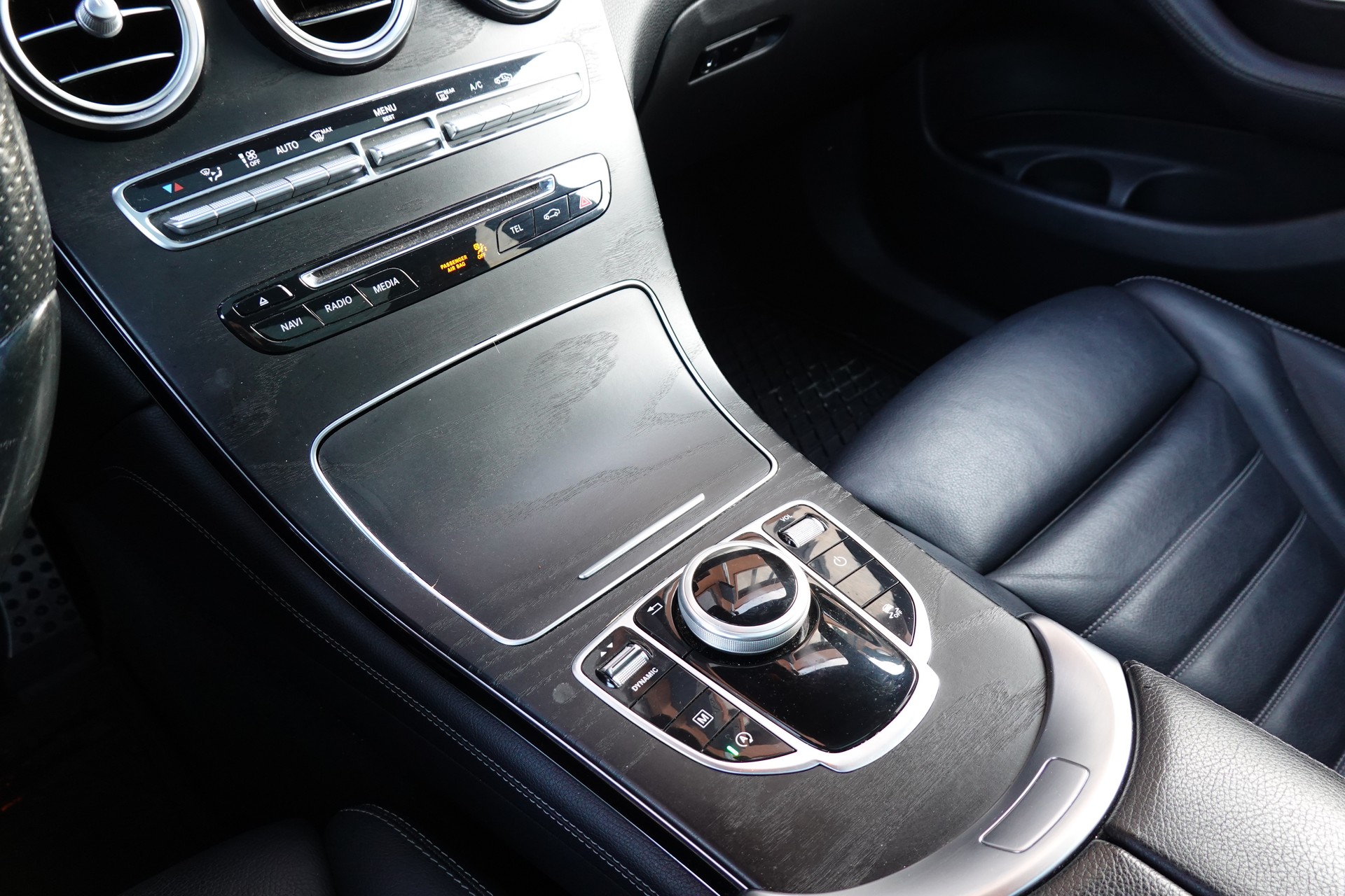MERCEDES-BENZ GLC 250 AMG Line 4Matic "* CH Auto * Toit Ouvrant * Sièges Electriques+Chauffant * GPS * Lumière Ambiance * Volant chauffant *"-image-16