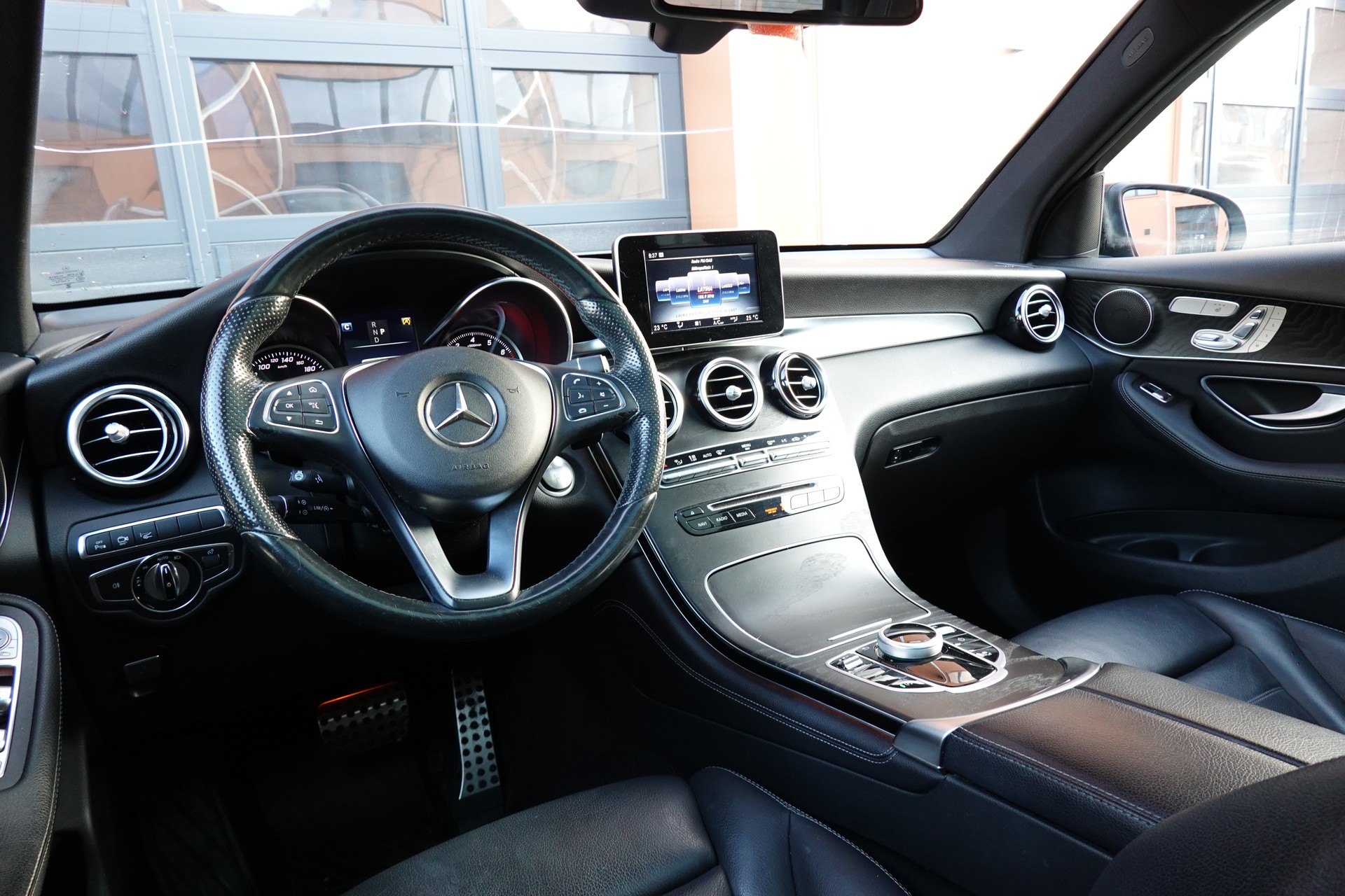 MERCEDES-BENZ GLC 250 AMG Line 4Matic "* CH Auto * Toit Ouvrant * Sièges Electriques+Chauffant * GPS * Lumière Ambiance * Volant chauffant *"-image-12
