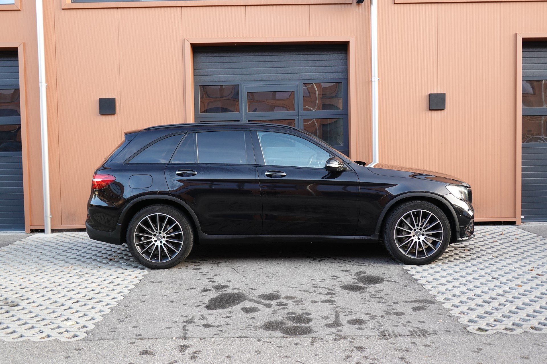 MERCEDES-BENZ GLC 250 AMG Line 4Matic "* CH Auto * Toit Ouvrant * Sièges Electriques+Chauffant * GPS * Lumière Ambiance * Volant chauffant *"-image-3