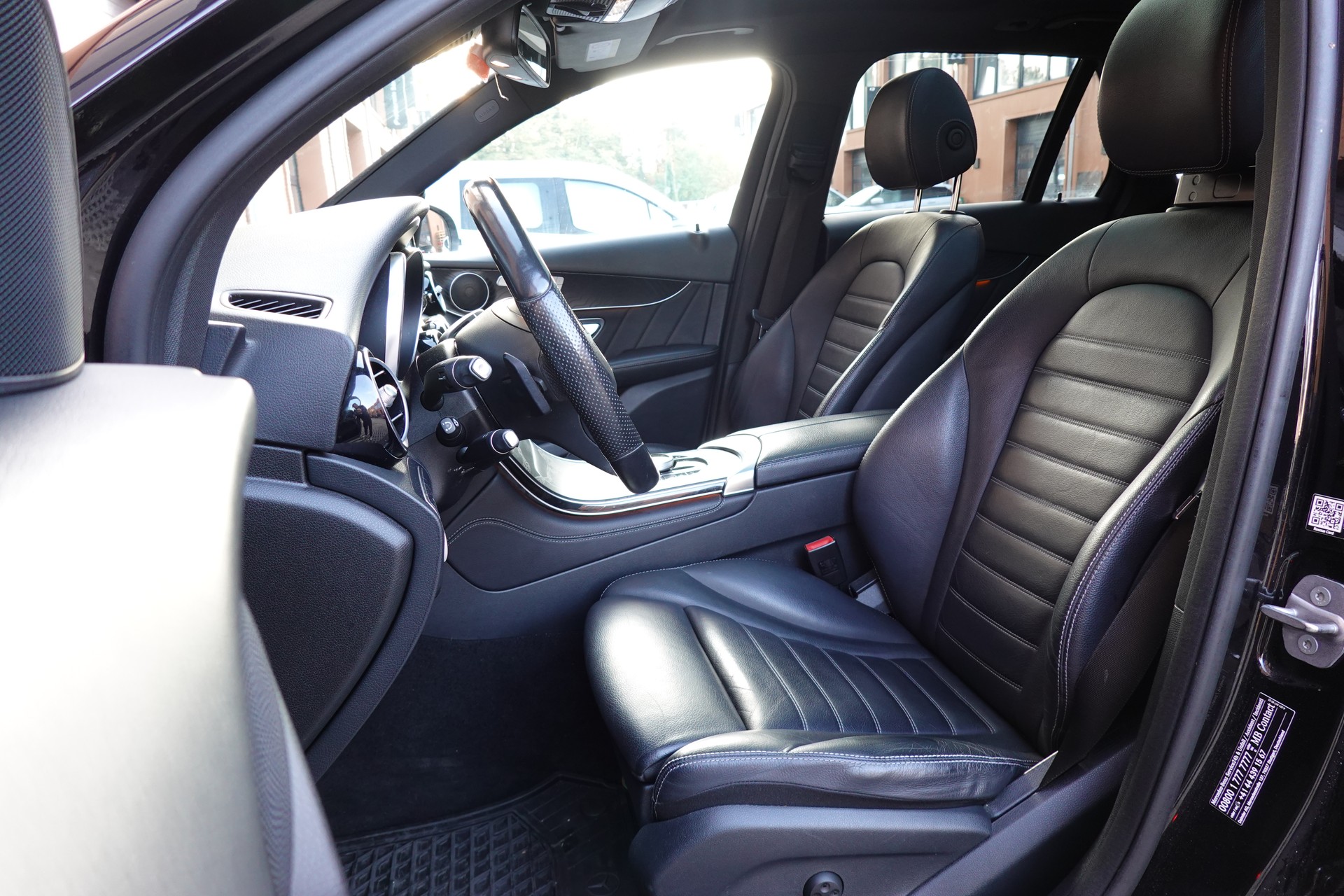 MERCEDES-BENZ GLC 250 AMG Line 4Matic "* CH Auto * Toit Ouvrant * Sièges Electriques+Chauffant * GPS * Lumière Ambiance * Volant chauffant *"-image-24