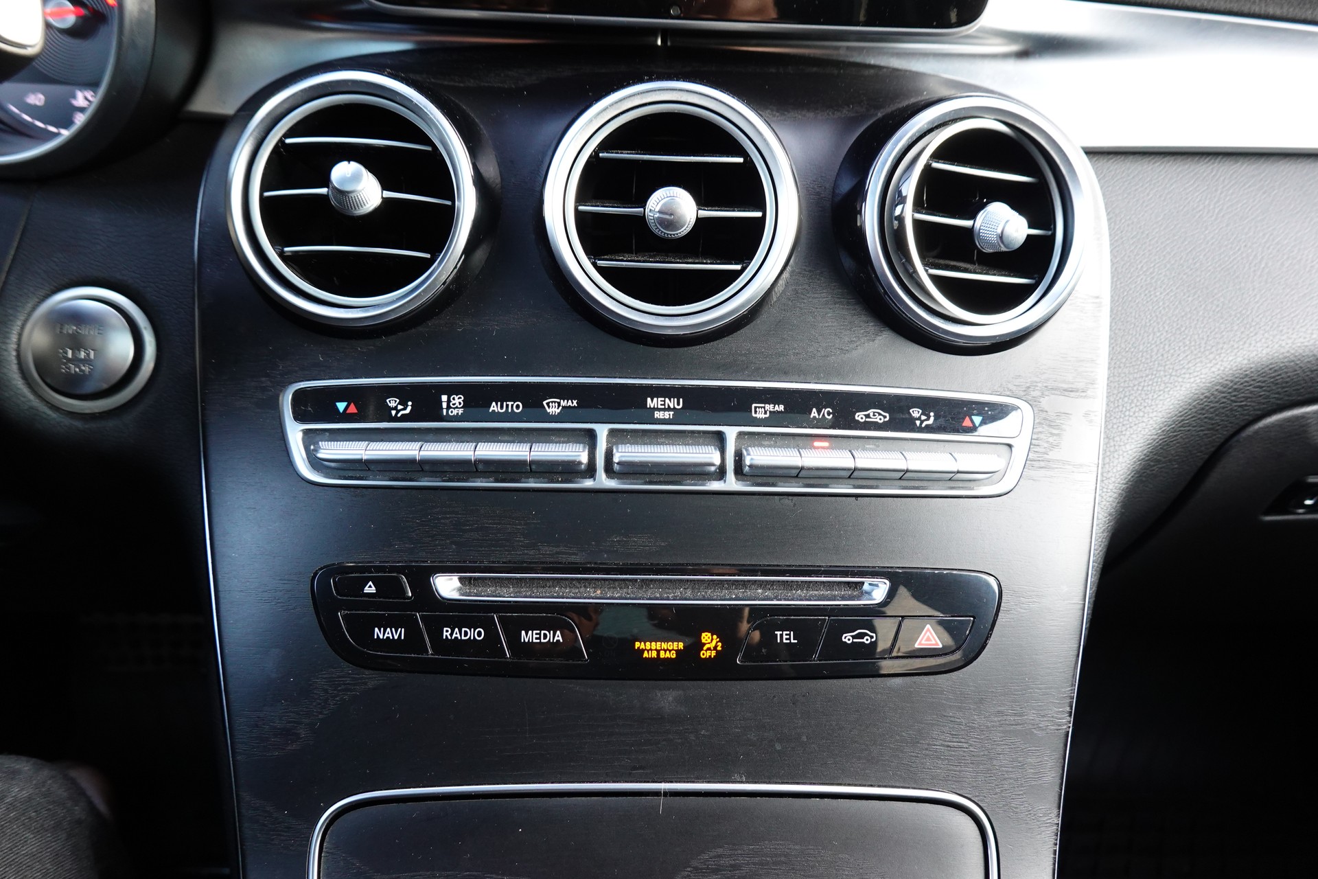 MERCEDES-BENZ GLC 250 AMG Line 4Matic "* CH Auto * Toit Ouvrant * Sièges Electriques+Chauffant * GPS * Lumière Ambiance * Volant chauffant *"-image-17