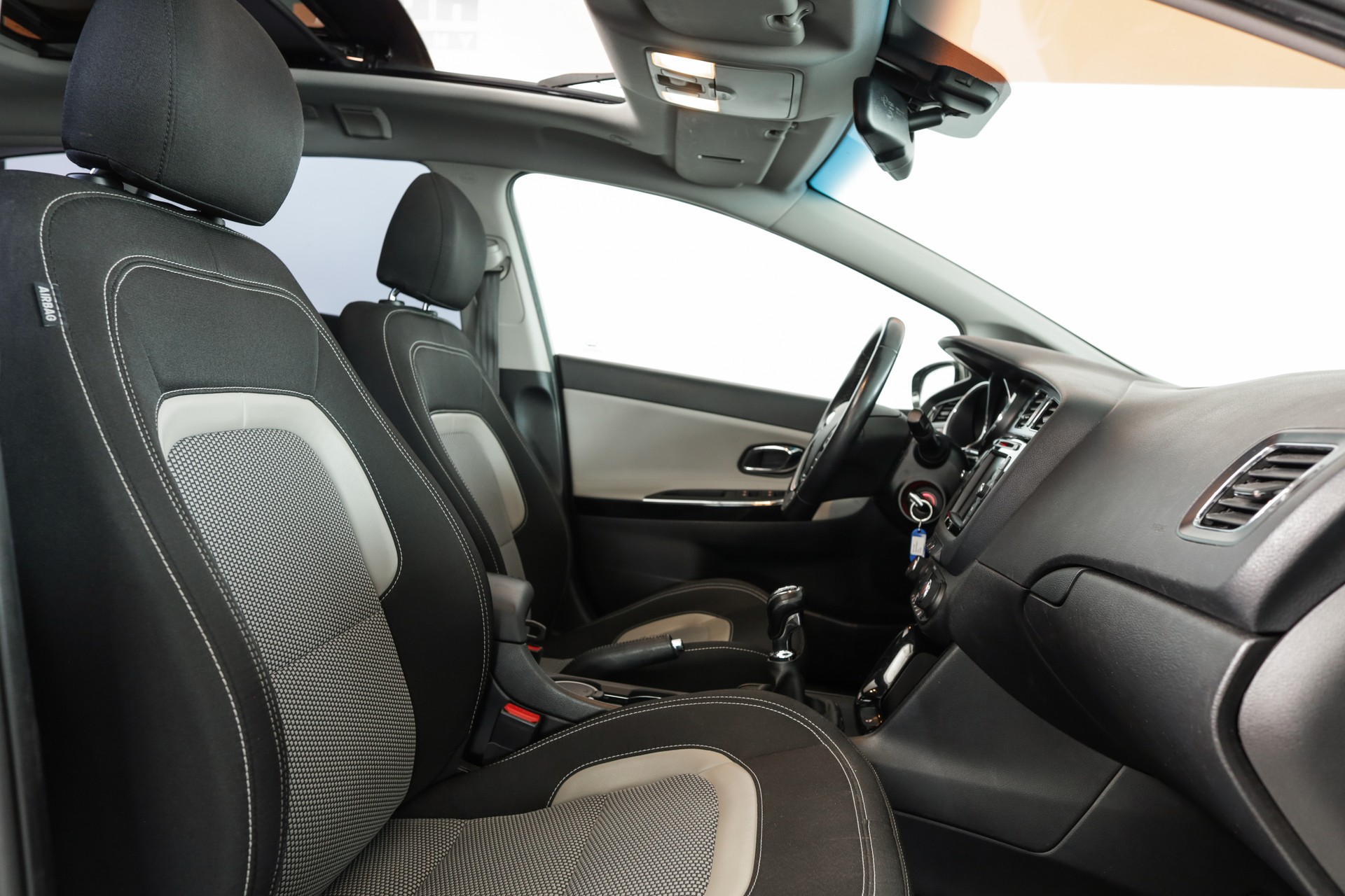 KIA Cee'd Sportswagon 1.6 GDi Style • Véhicule suisse • Toit panoramique • Navigation caméra-image-13