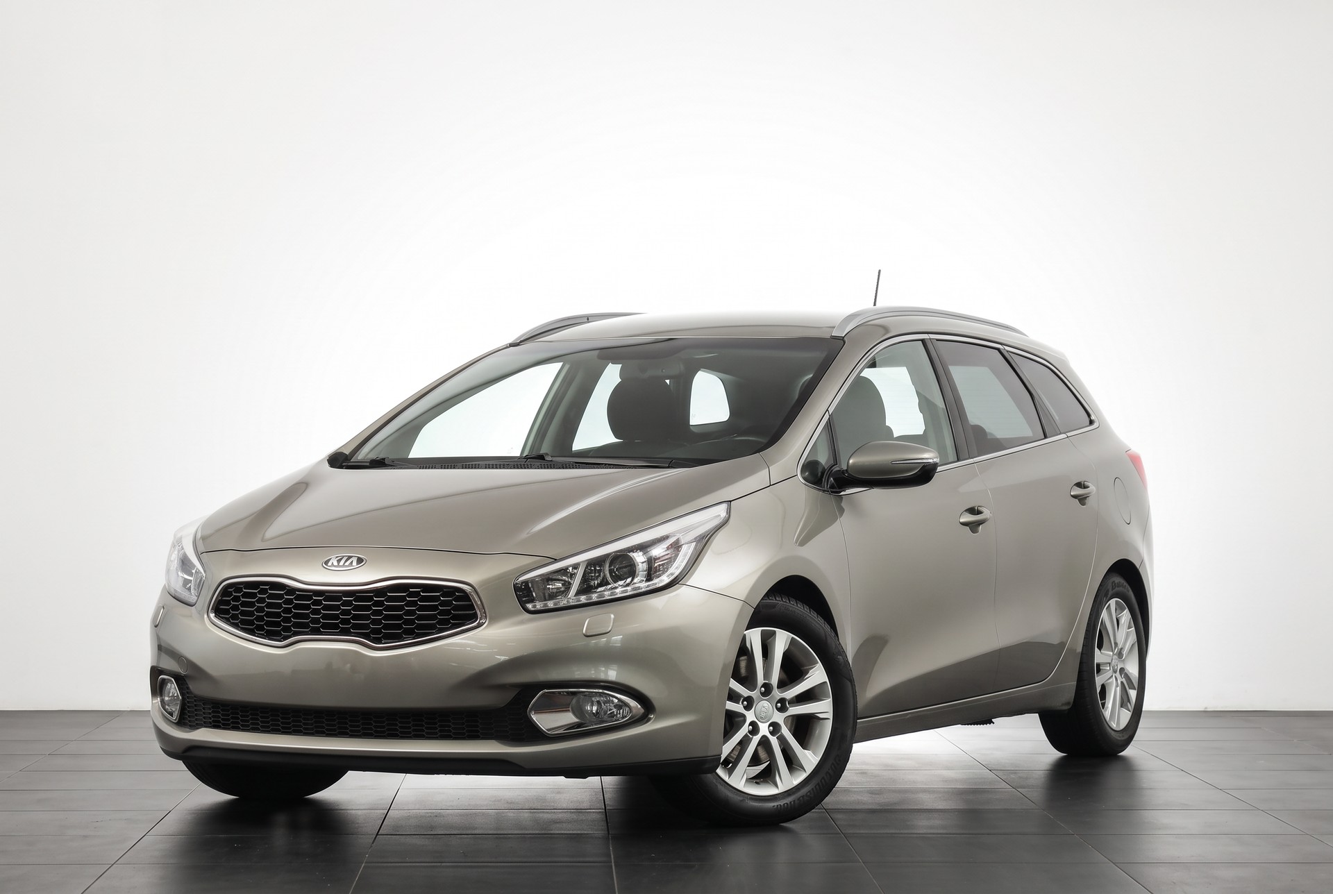 KIA Cee'd Sportswagon 1.6 GDi Style • Véhicule suisse • Toit panoramique • Navigation caméra-showroom-element-3
