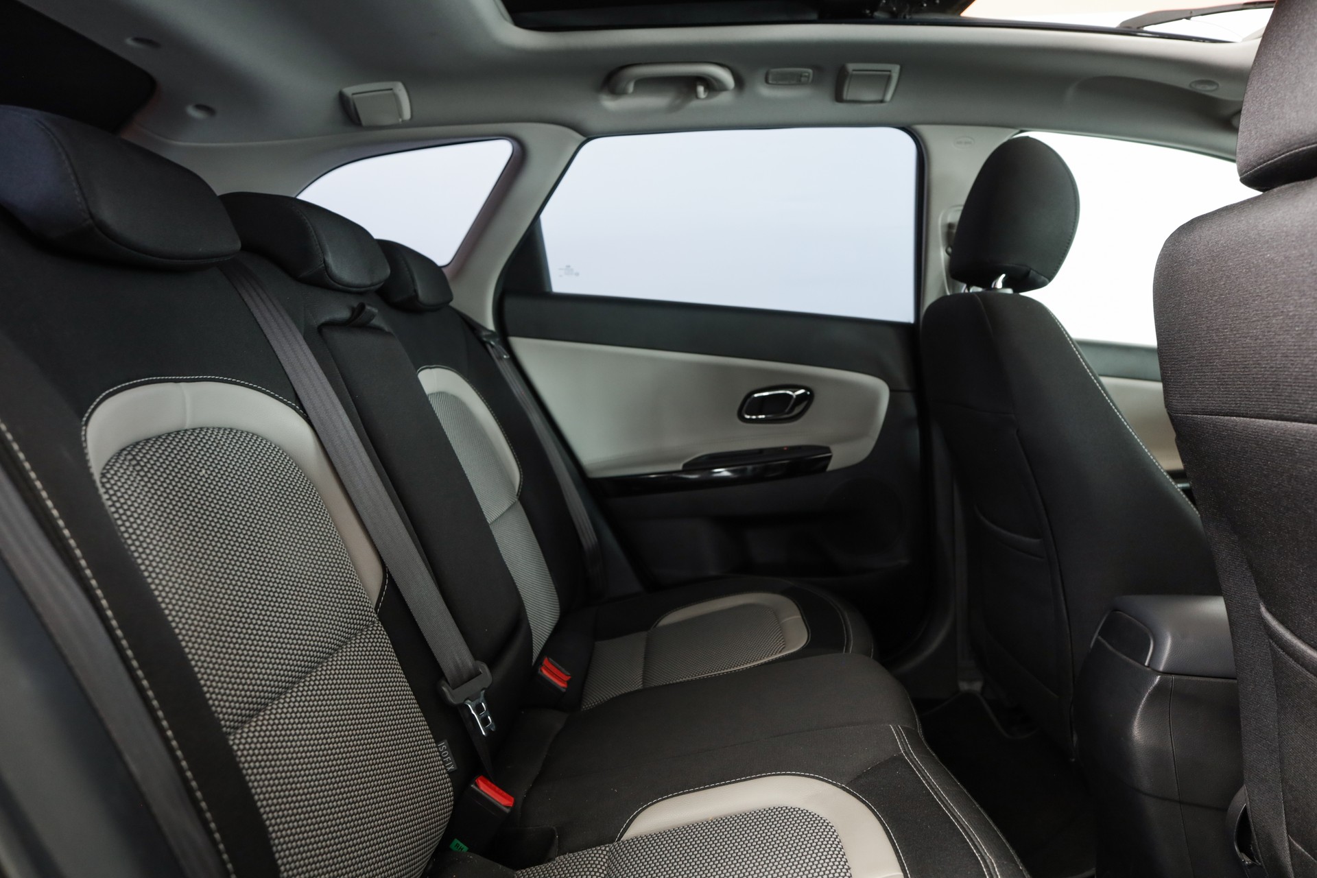 KIA Cee'd Sportswagon 1.6 GDi Style • Véhicule suisse • Toit panoramique • Navigation caméra-image-14