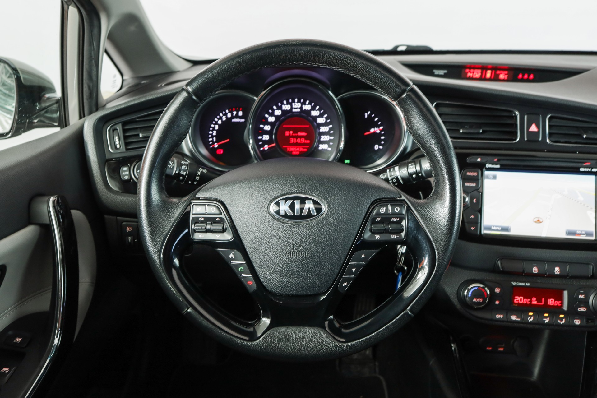 KIA Cee'd Sportswagon 1.6 GDi Style • Véhicule suisse • Toit panoramique • Navigation caméra-image-11