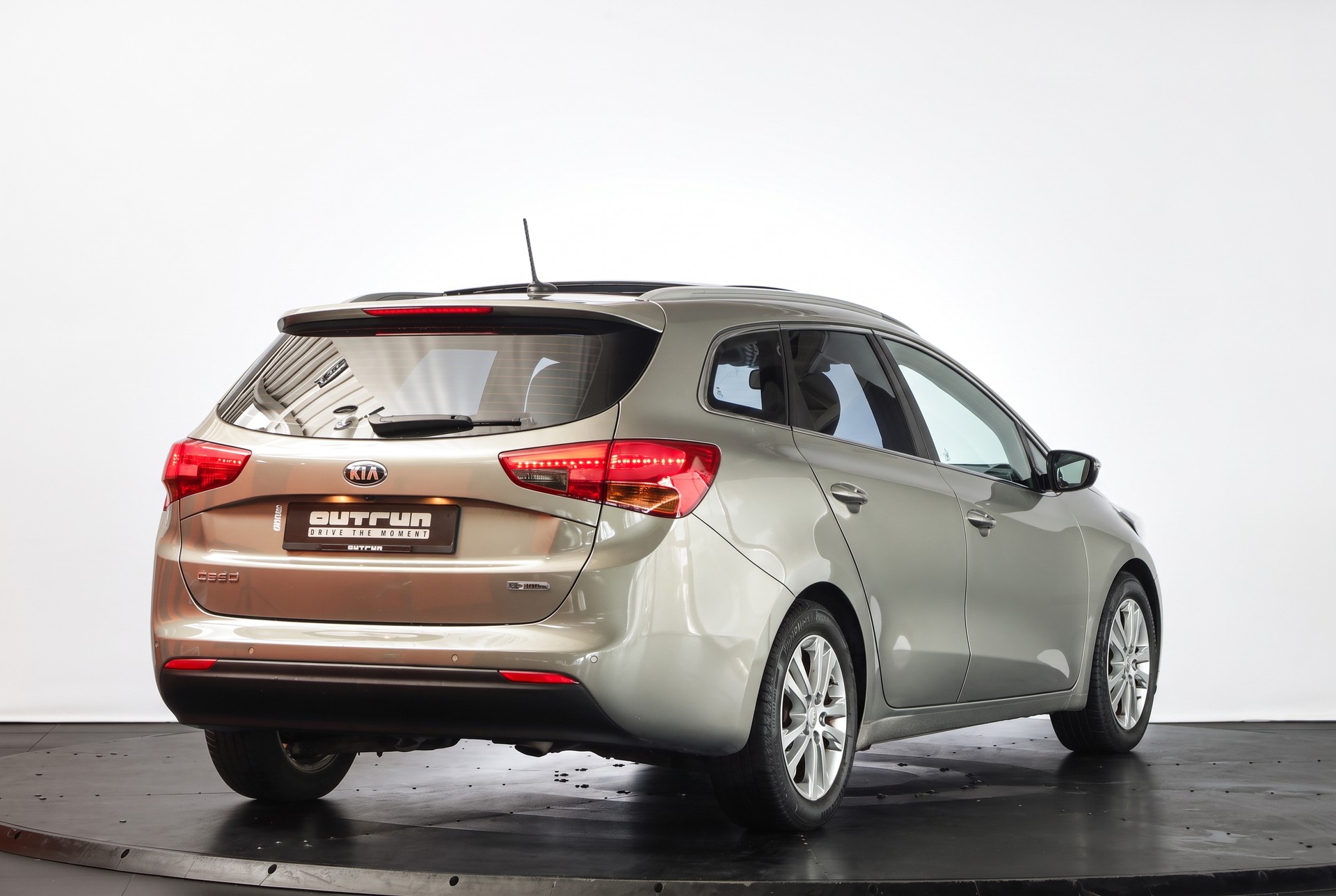 KIA Cee'd Sportswagon 1.6 GDi Style • Véhicule suisse • Toit panoramique • Navigation caméra-image-4