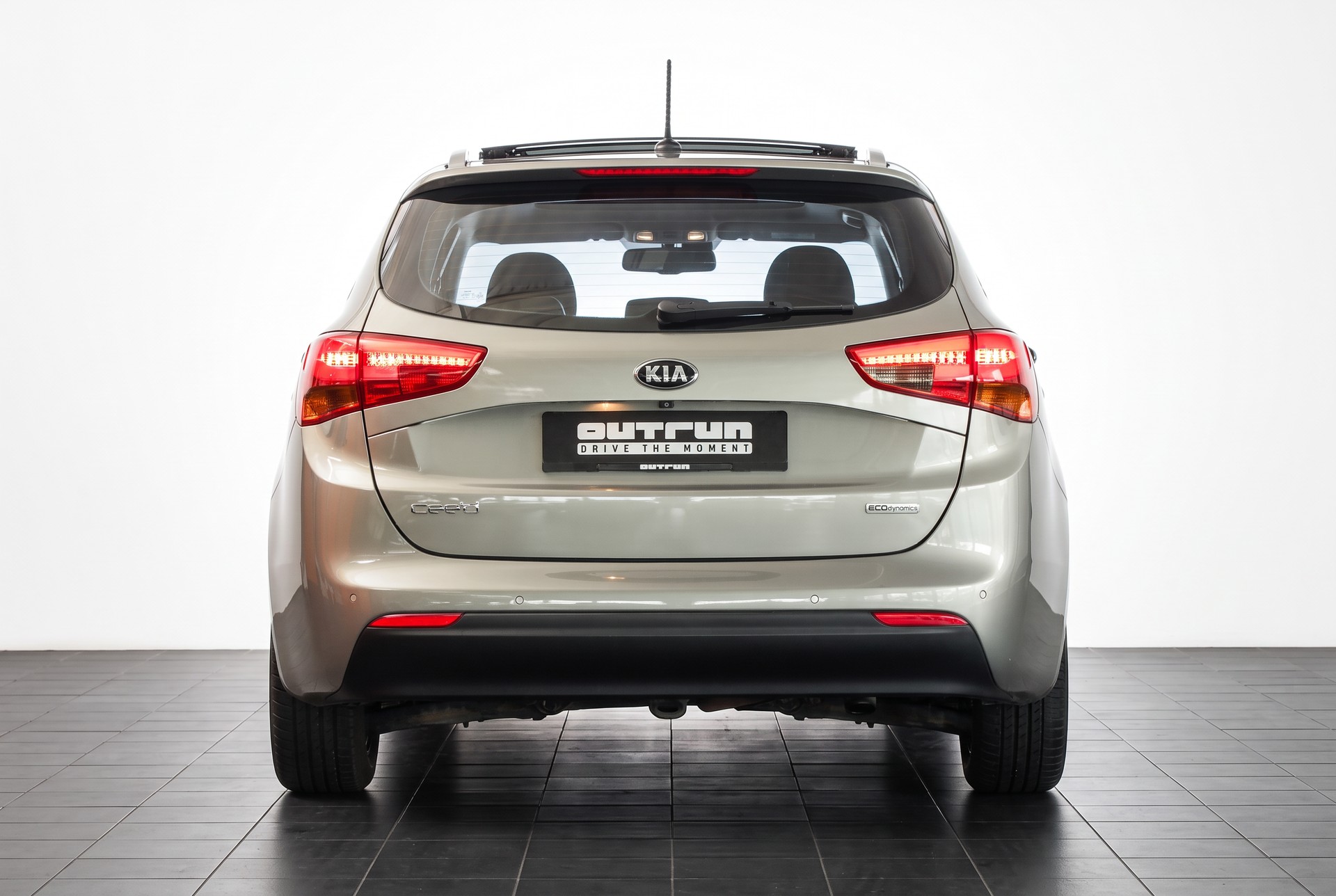 KIA Cee'd Sportswagon 1.6 GDi Style • Véhicule suisse • Toit panoramique • Navigation caméra-showroom-element-2