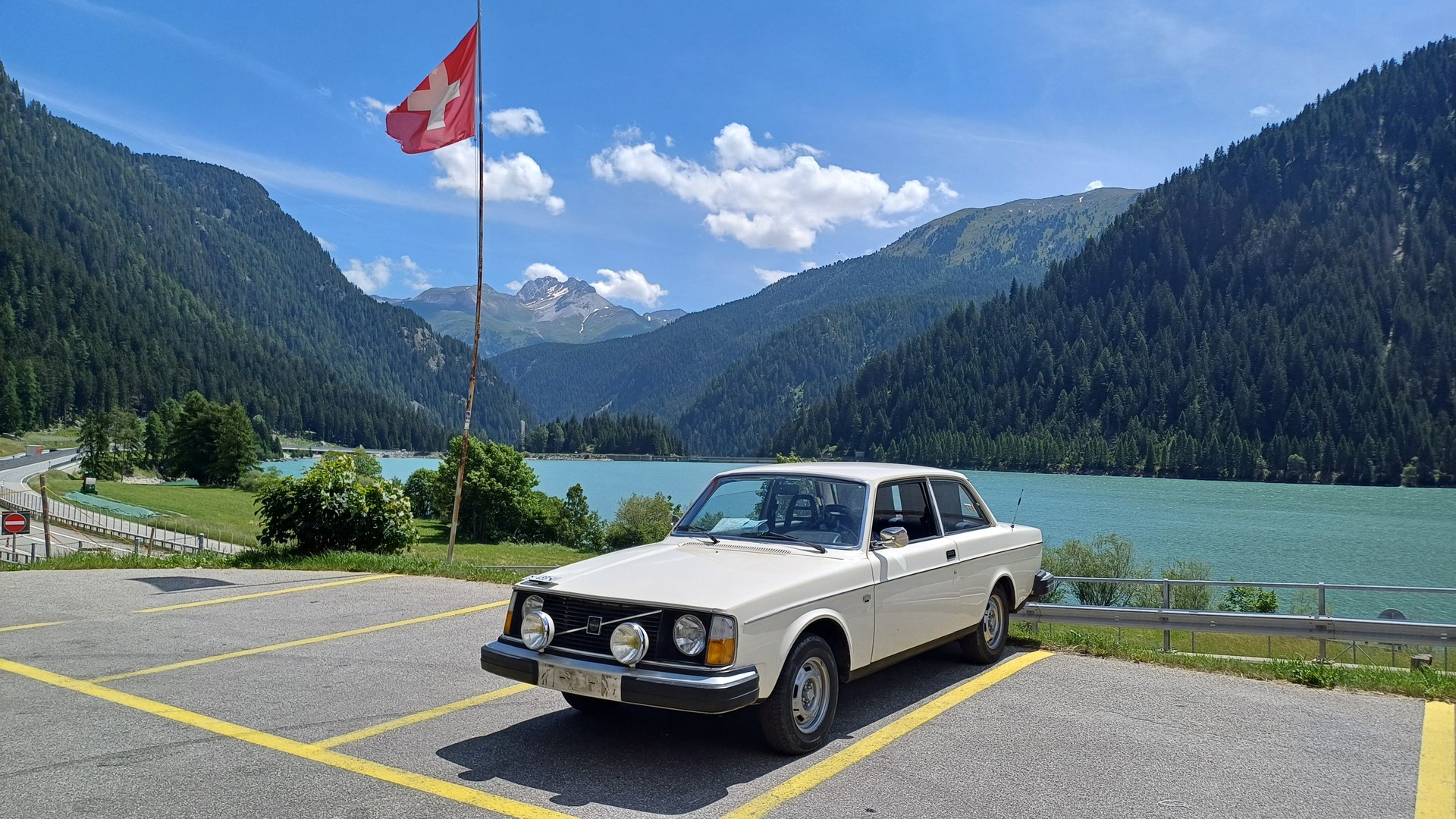 VOLVO 242L-image-0