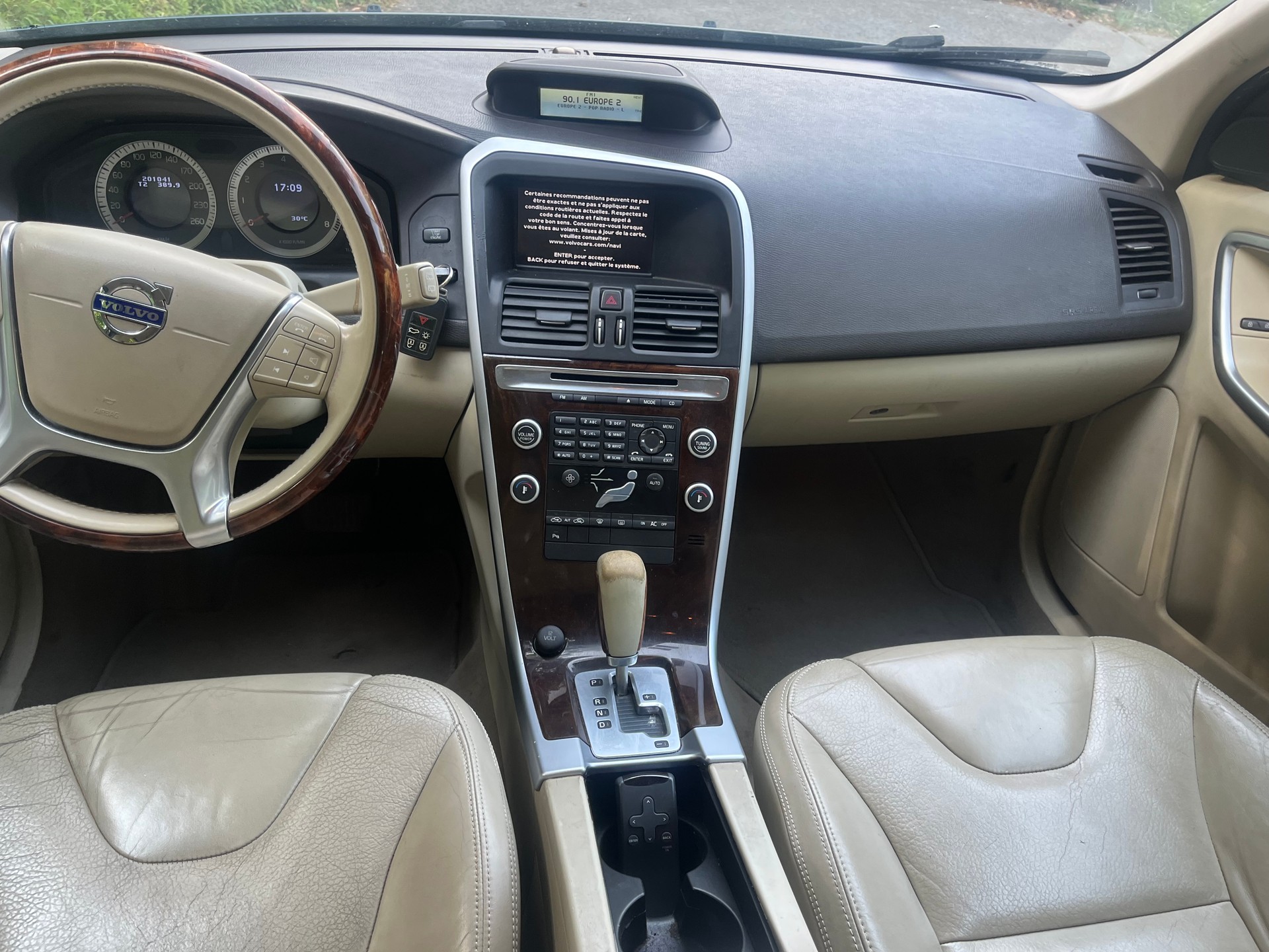 VOLVO XC60 2.0T Momentum Powershift-image-6