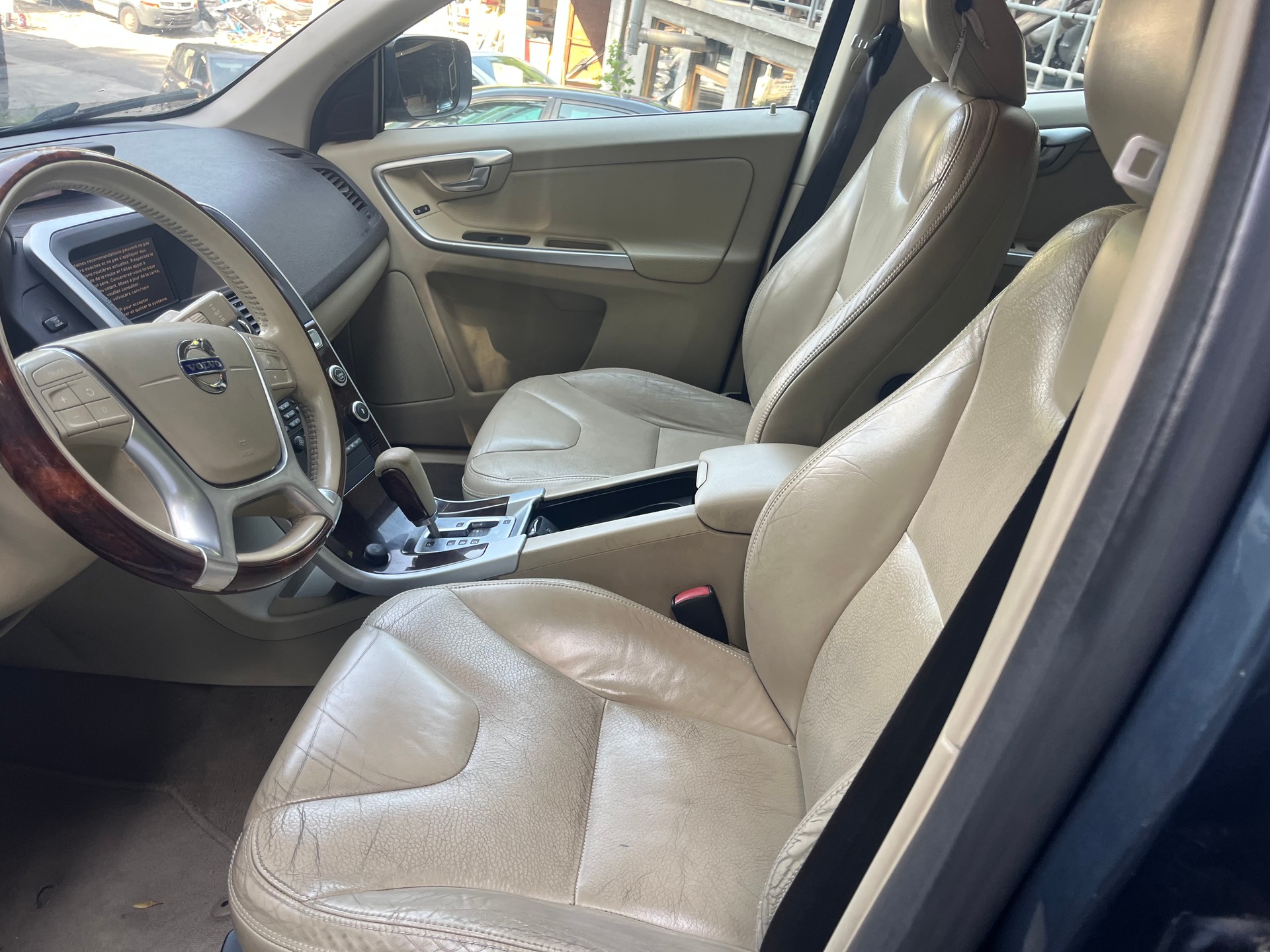 VOLVO XC60 2.0T Momentum Powershift-image-5