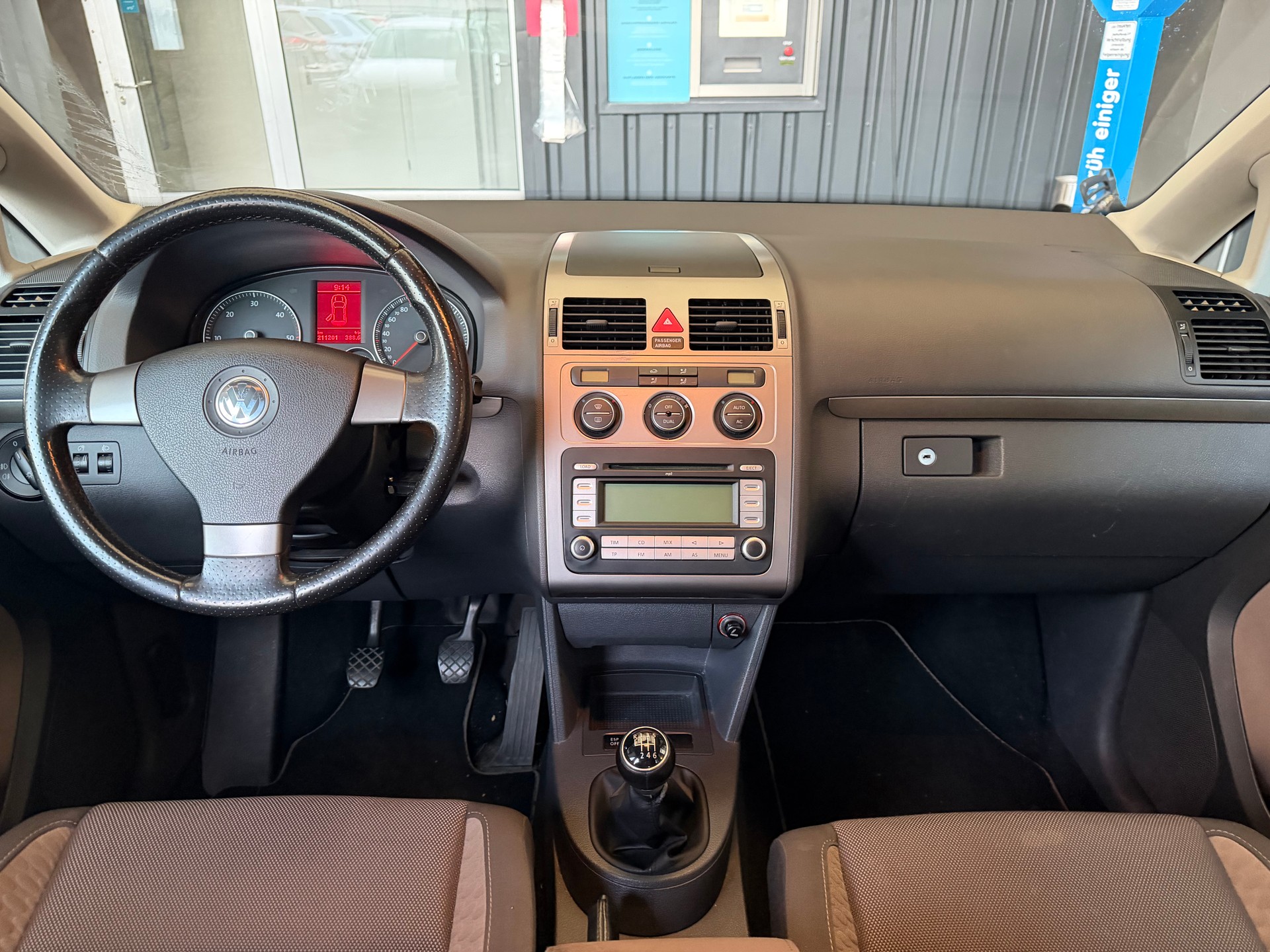 VW CrossTouran 2.0 TDI-image-4
