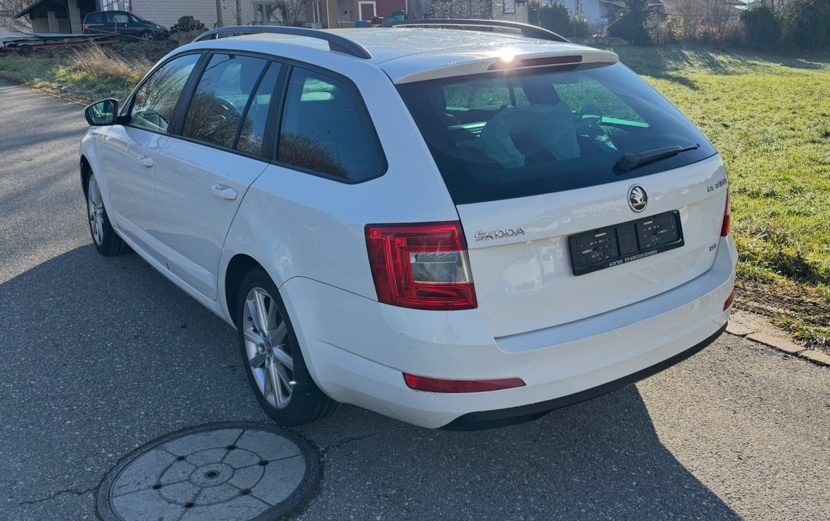SKODA Octavia Combi 1.4 TSI Elegance-image-4
