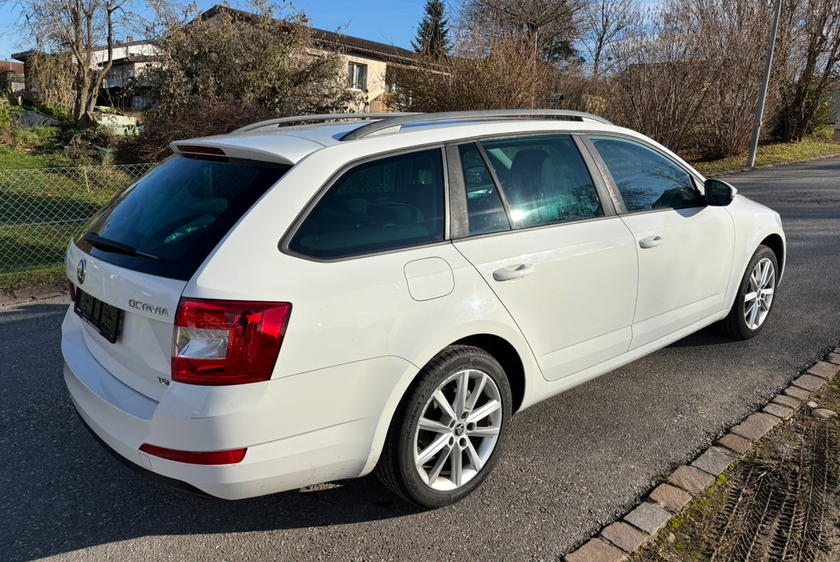 SKODA Octavia Combi 1.4 TSI Elegance-image-5