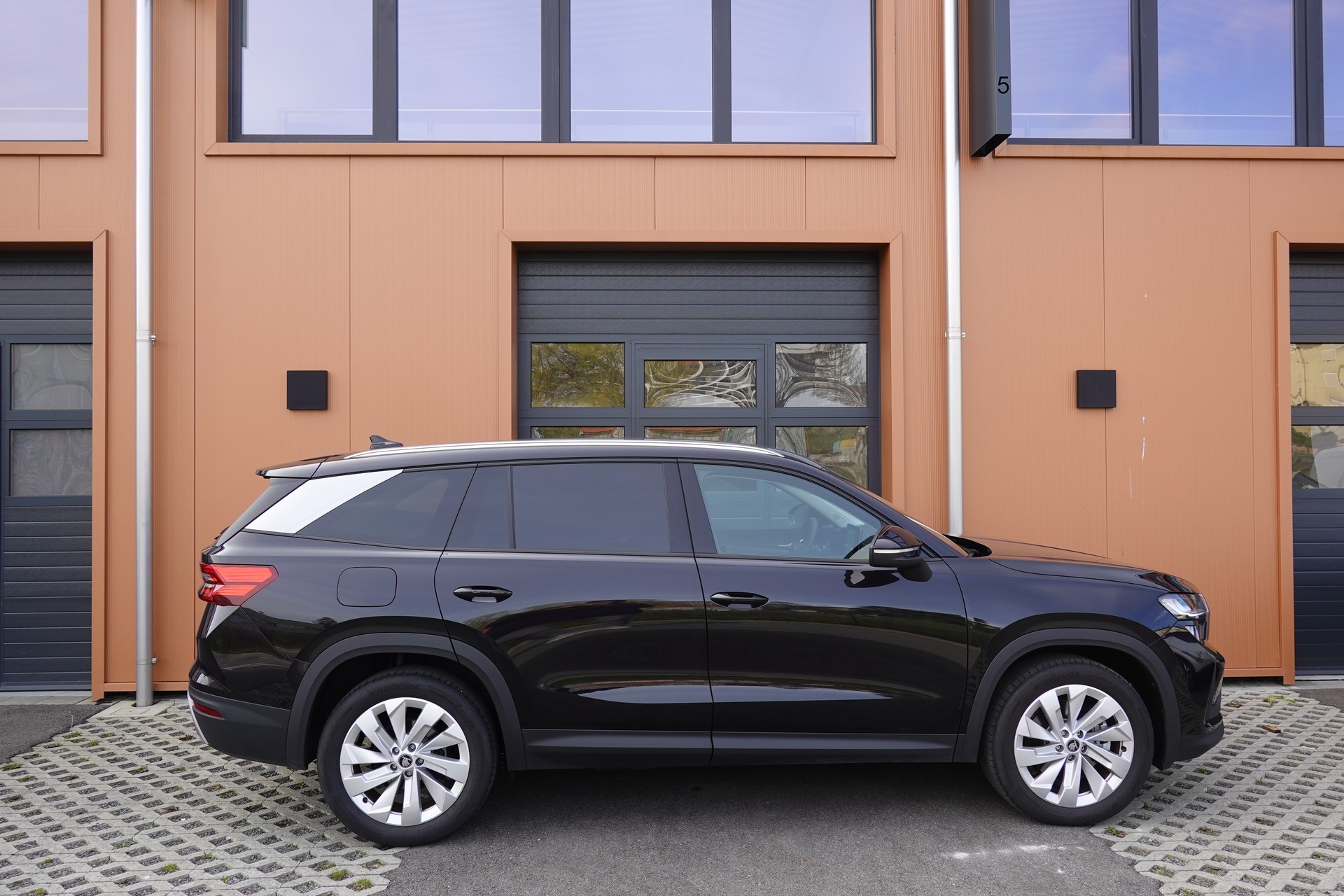 SKODA Kodiaq 1.5 TSI mHEV Selection - "Son Premium * Sièges Elect. avec mémoire * Hayon Elect. * Caméra + Capteurs * Jantes 19' "-image-3