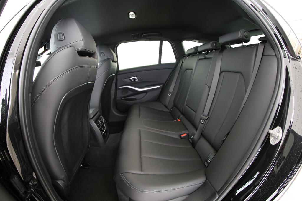 BMW 330d xDrive Touring-image-14