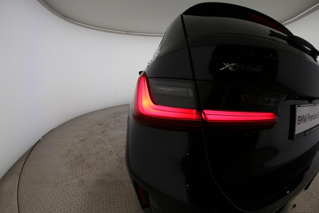 BMW 330d xDrive Touring-image-17