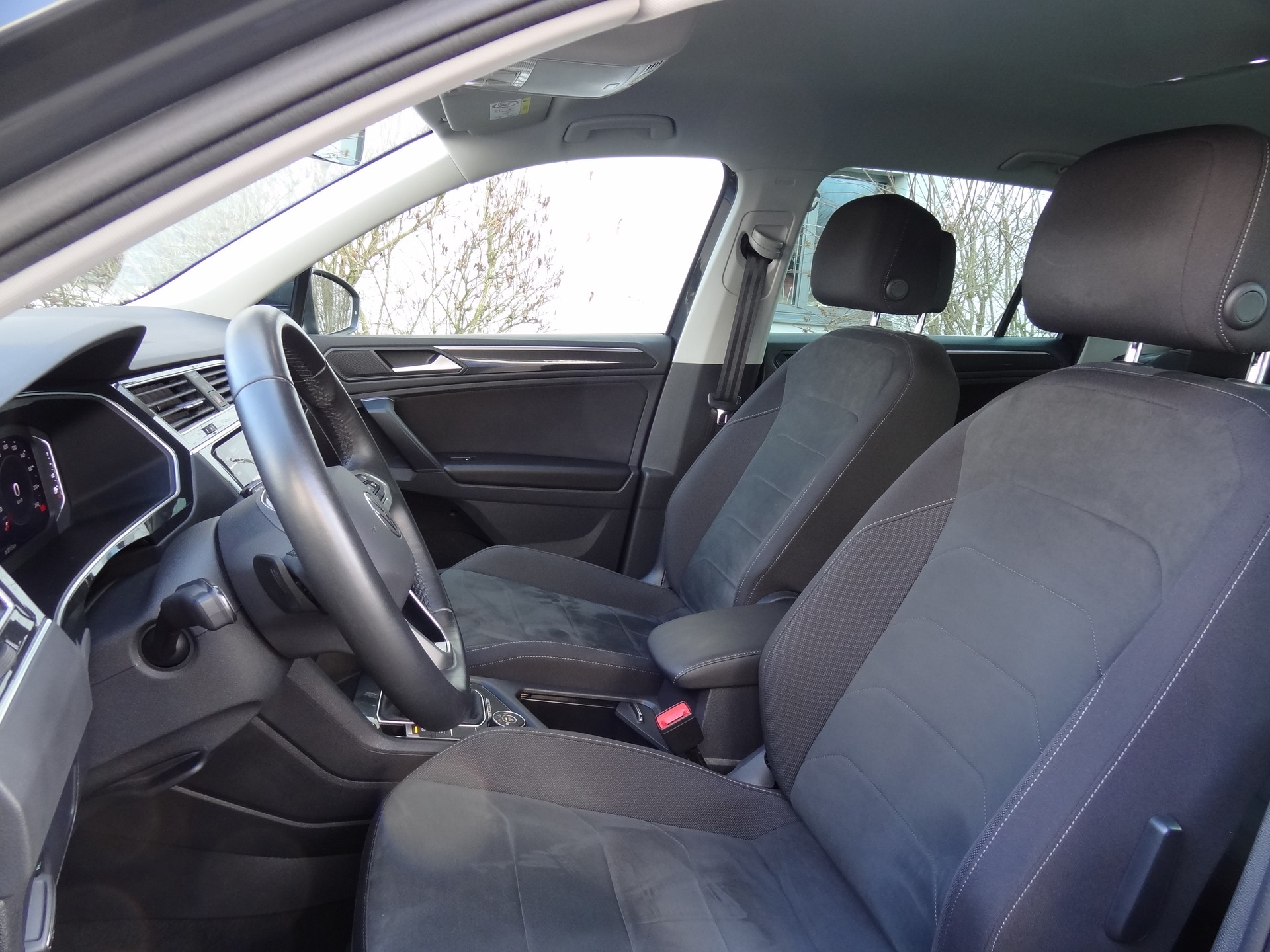 VW Tiguan 2.0 TDI SCR Elegance 4Motion DSG-image-9